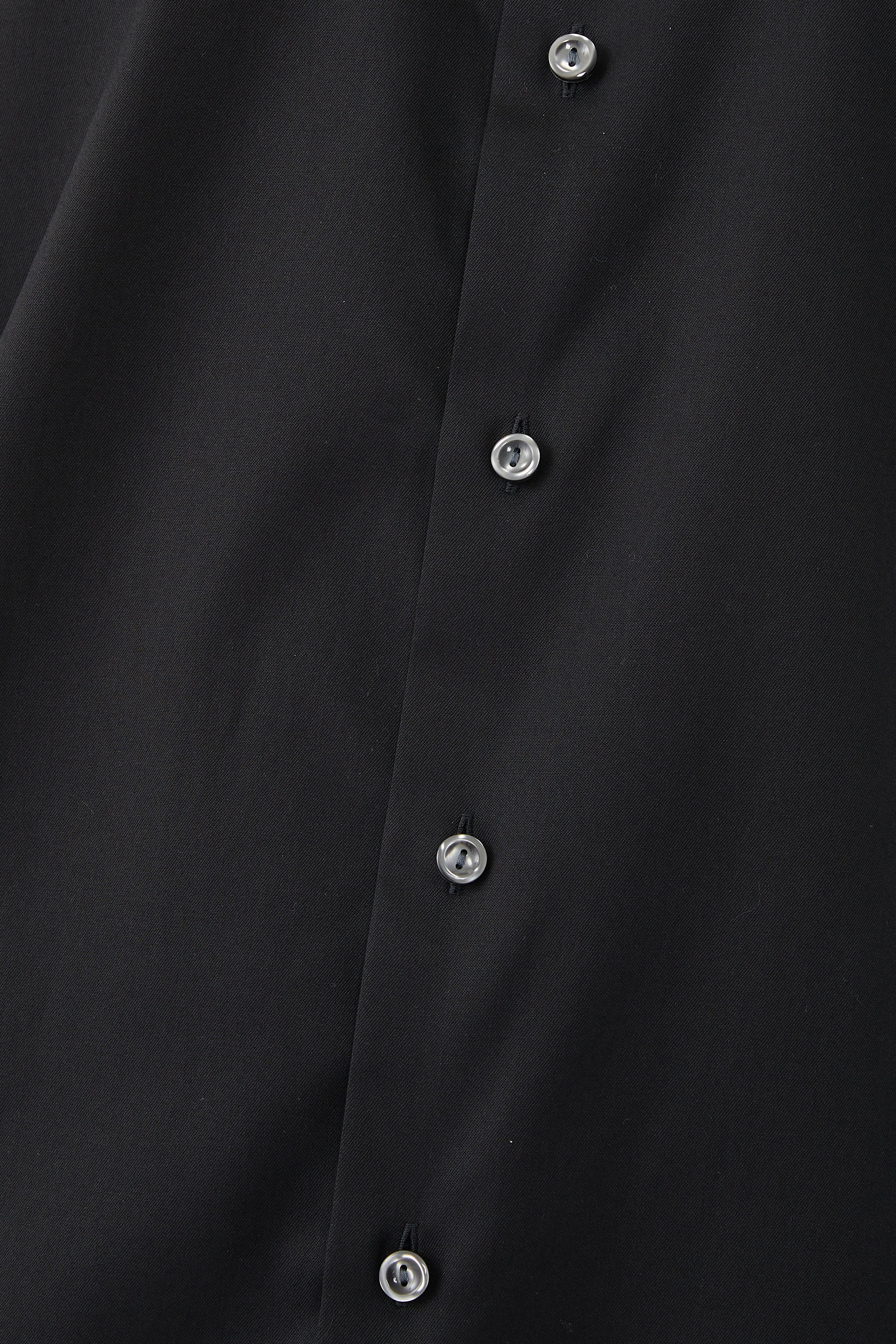 قميص تويل بشعار للماركة