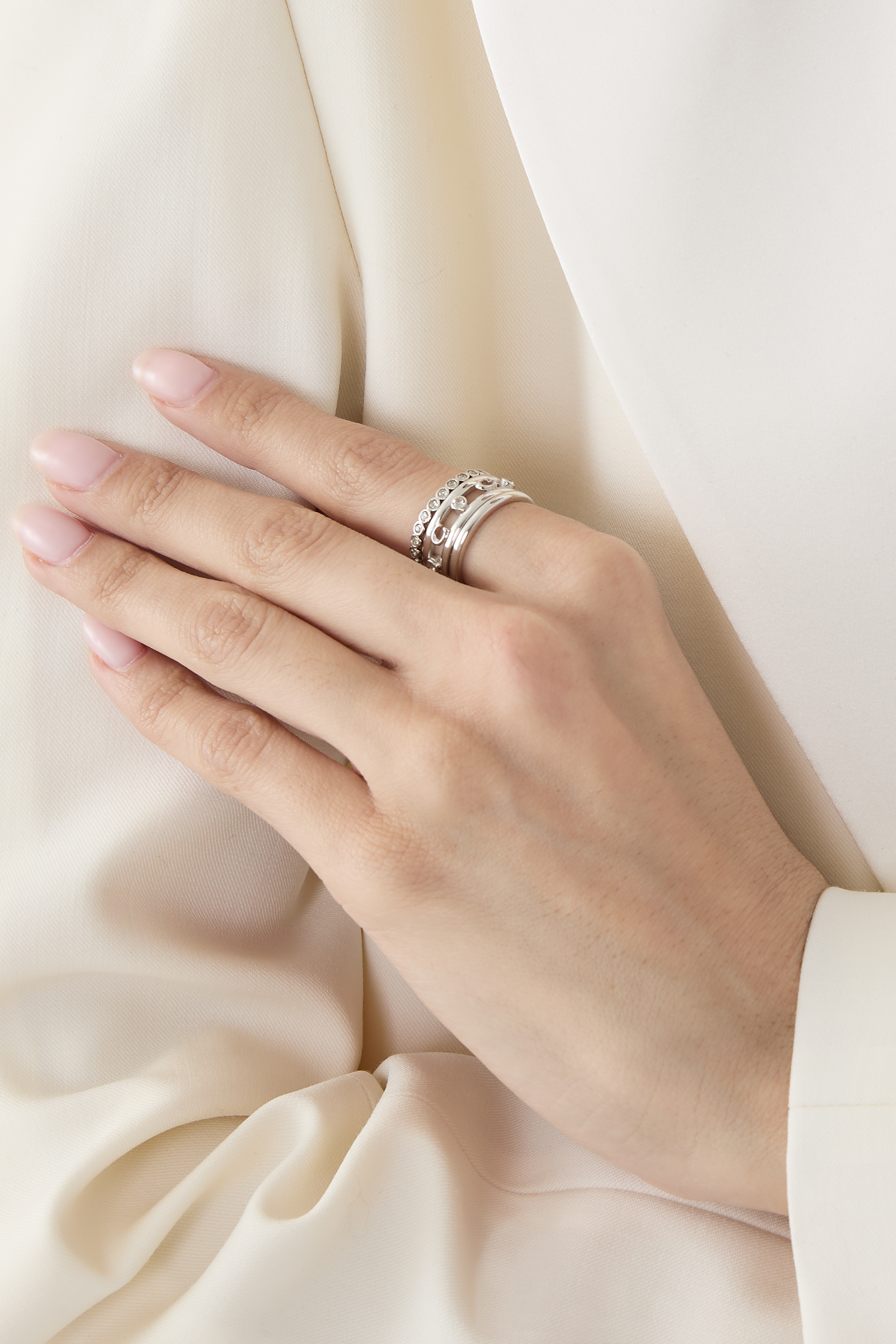 طقم خواتم مفتوحة بشعار الماركة مرصع بكريستال بافيه نحاس مطلي