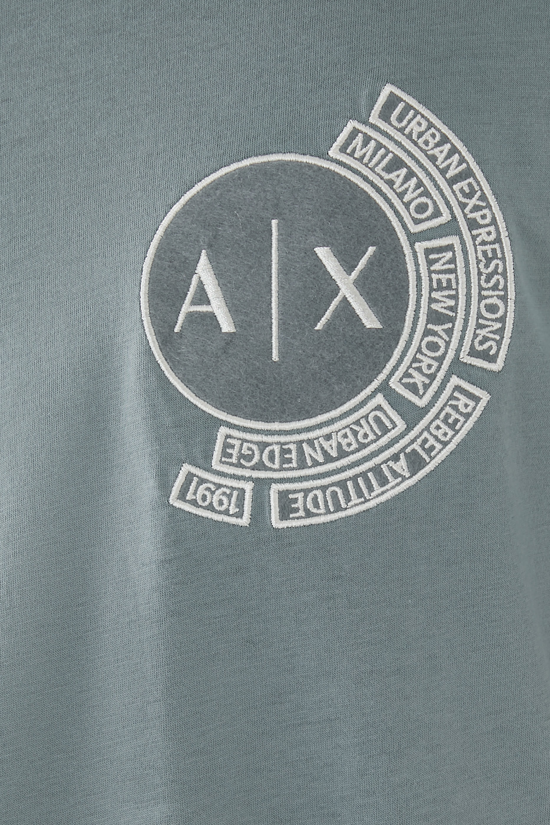 تيشيرت برقعة بشعار الماركة