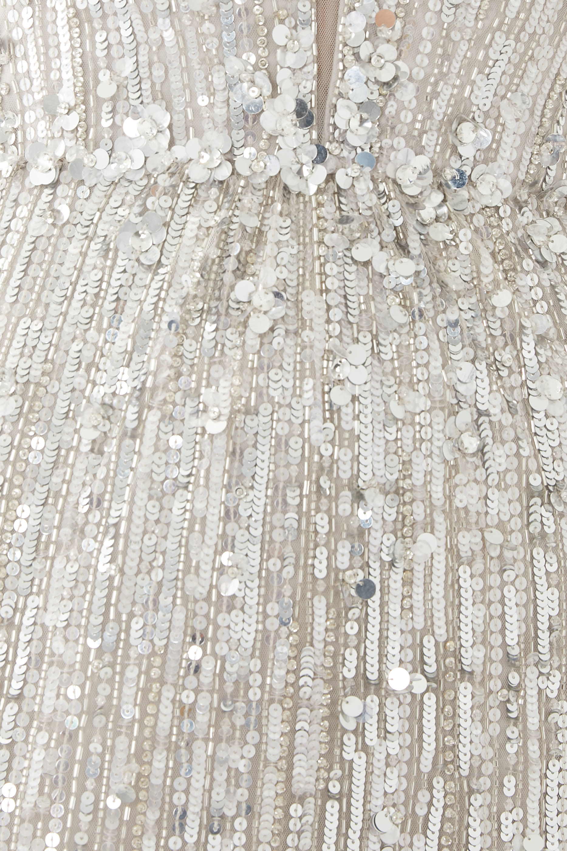 فستان سهرة راكيل بياقة V مطرز بالكريستال