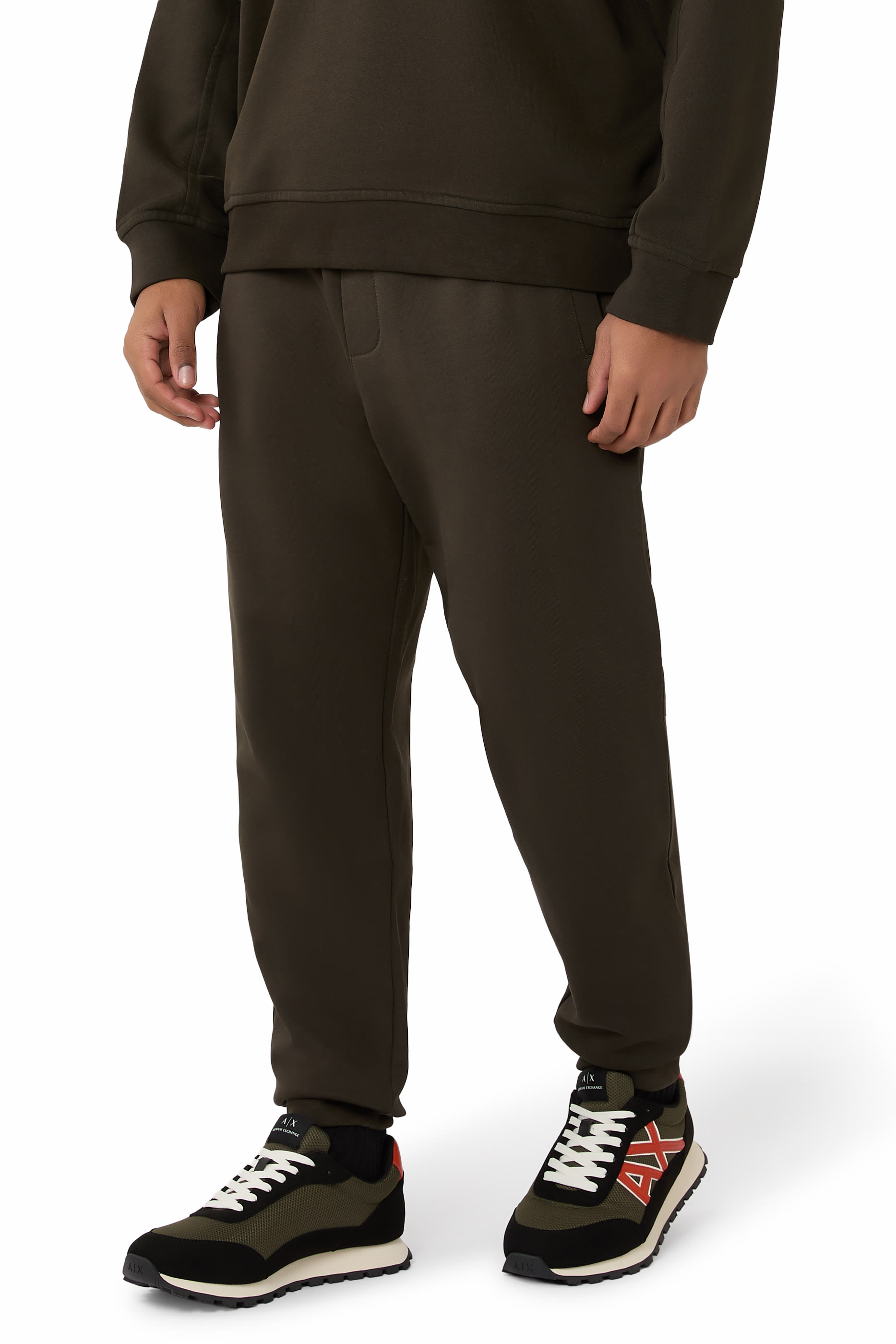 سنيكرز بكاحل منخفض ونقشة شعار الماركة على الجانب