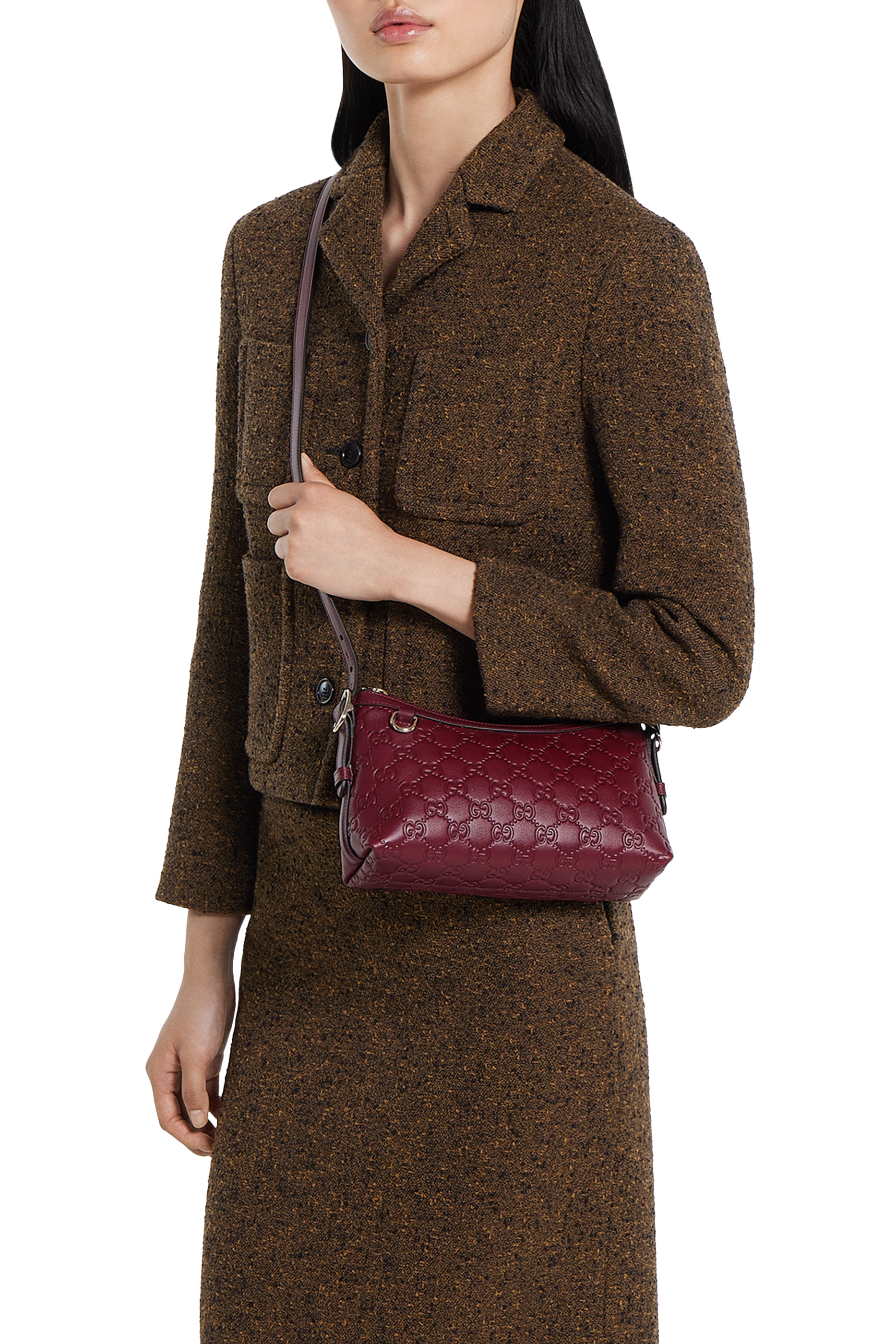 حقيبة كتف صغيرة مزينة بنقشة شعار الماركة