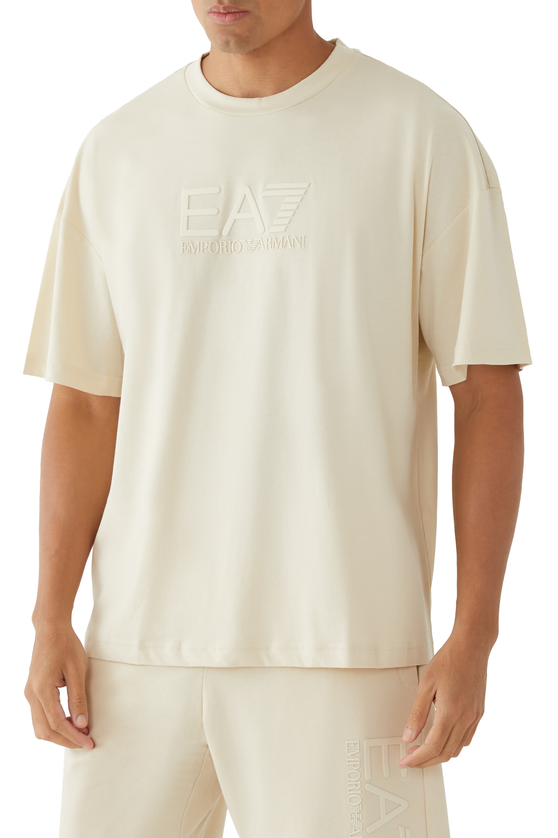 تيشيرت بشعار الماركة بحجم كبير