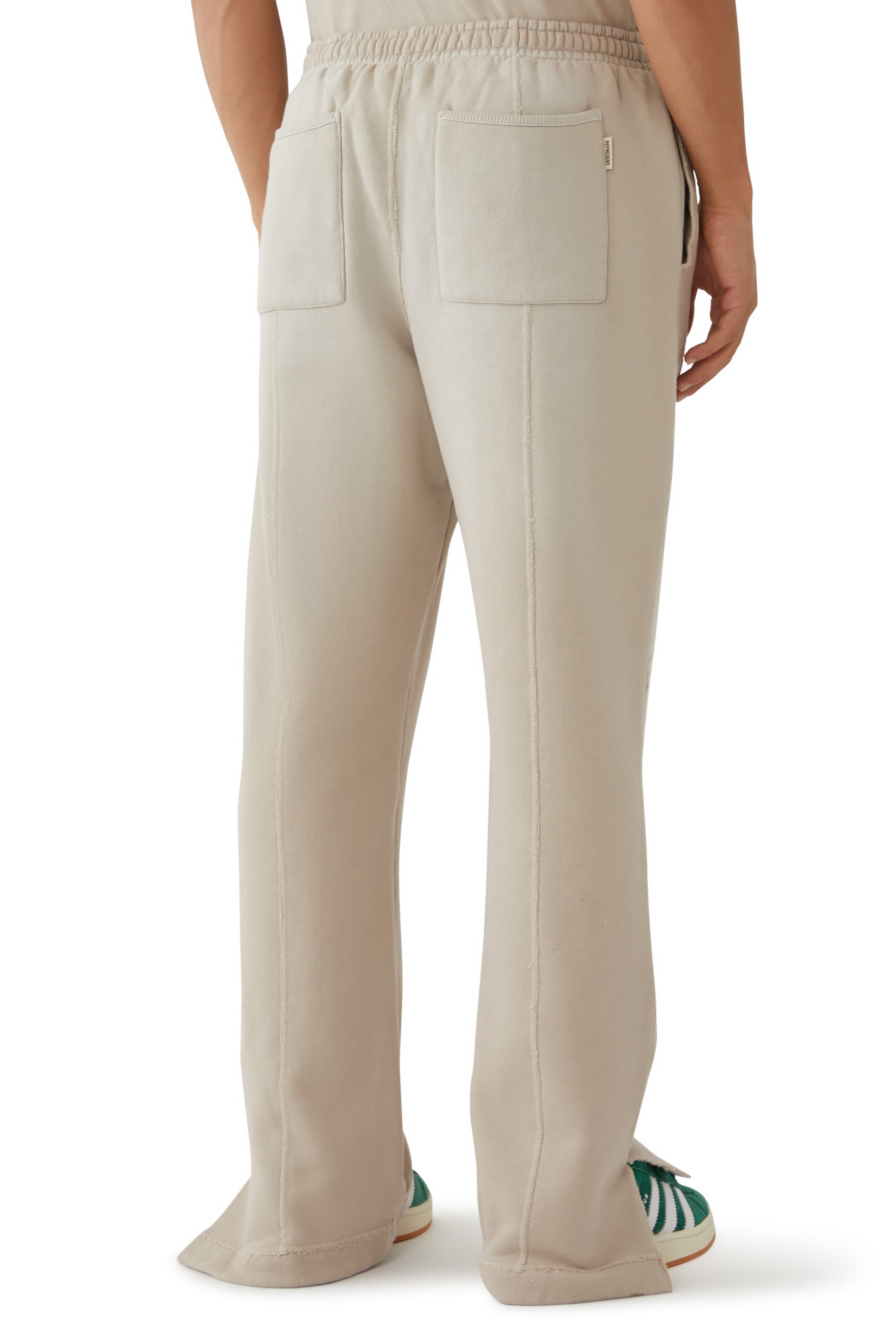 بنطال رياضي بحواف مائلة