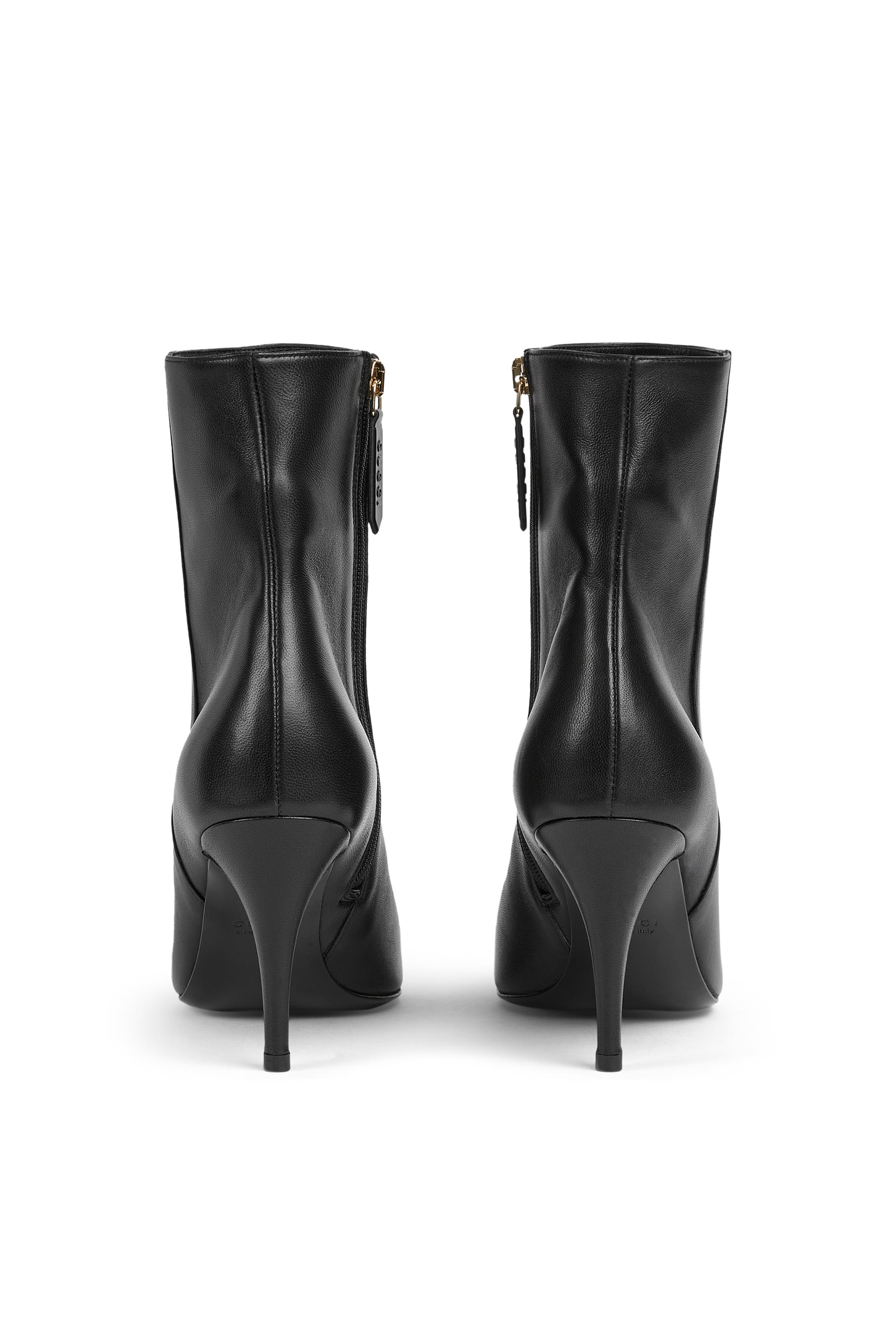 حذاء بوت 80 بطول الكاحل مزين بحلية شعار الماركة