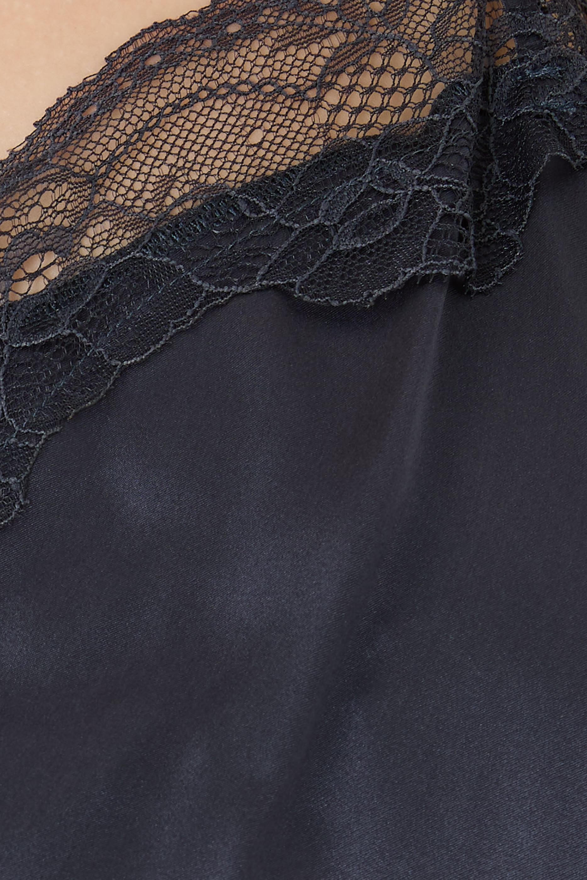 فستان نوم بياقة مربعة وحمالات رفيعة حرير ودانتيل