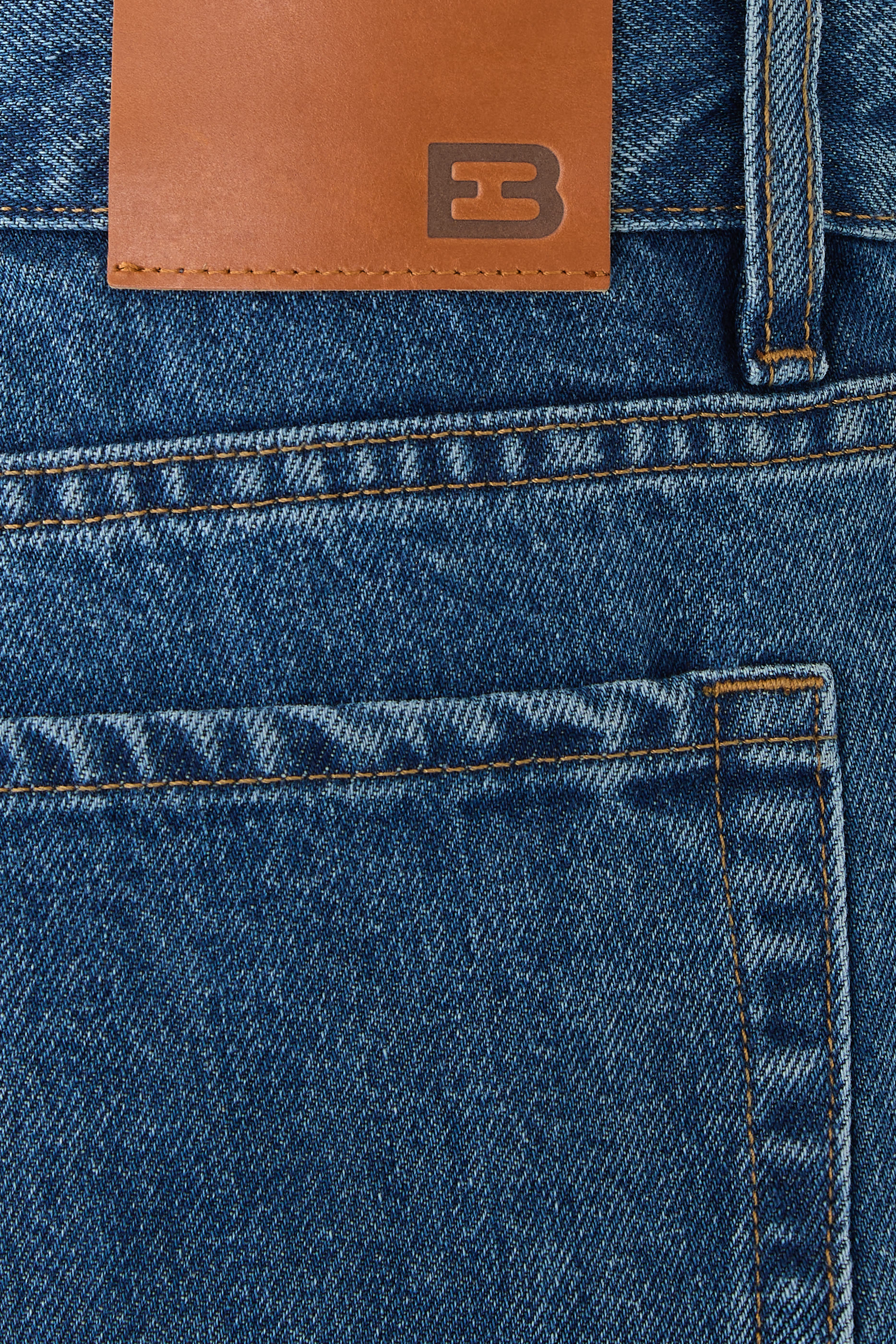 بنطال جينز بخصر منخفض وقصة فضفاضة قصيرة