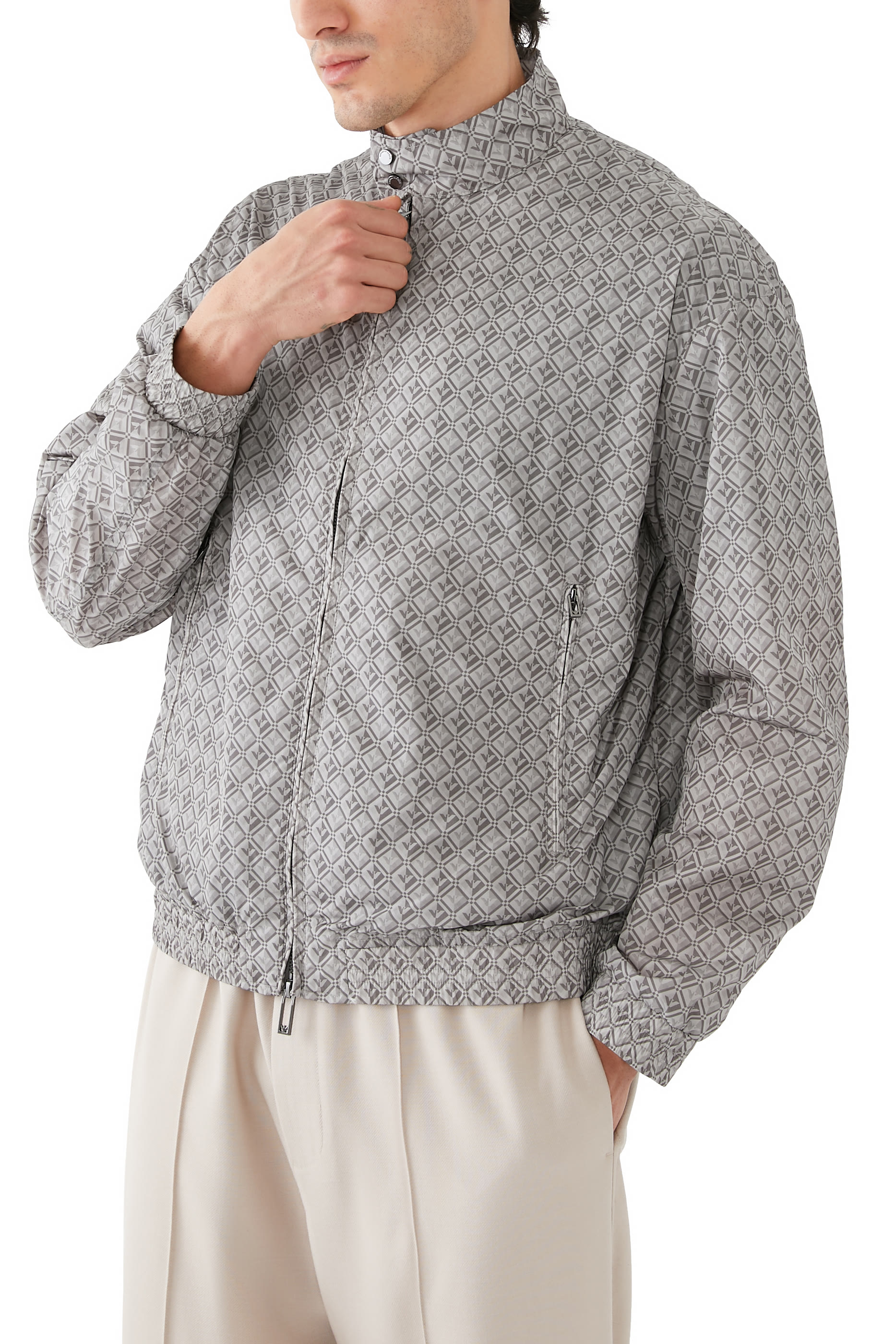 جاكيت نايلون بشعار الماركة بحجم صغير