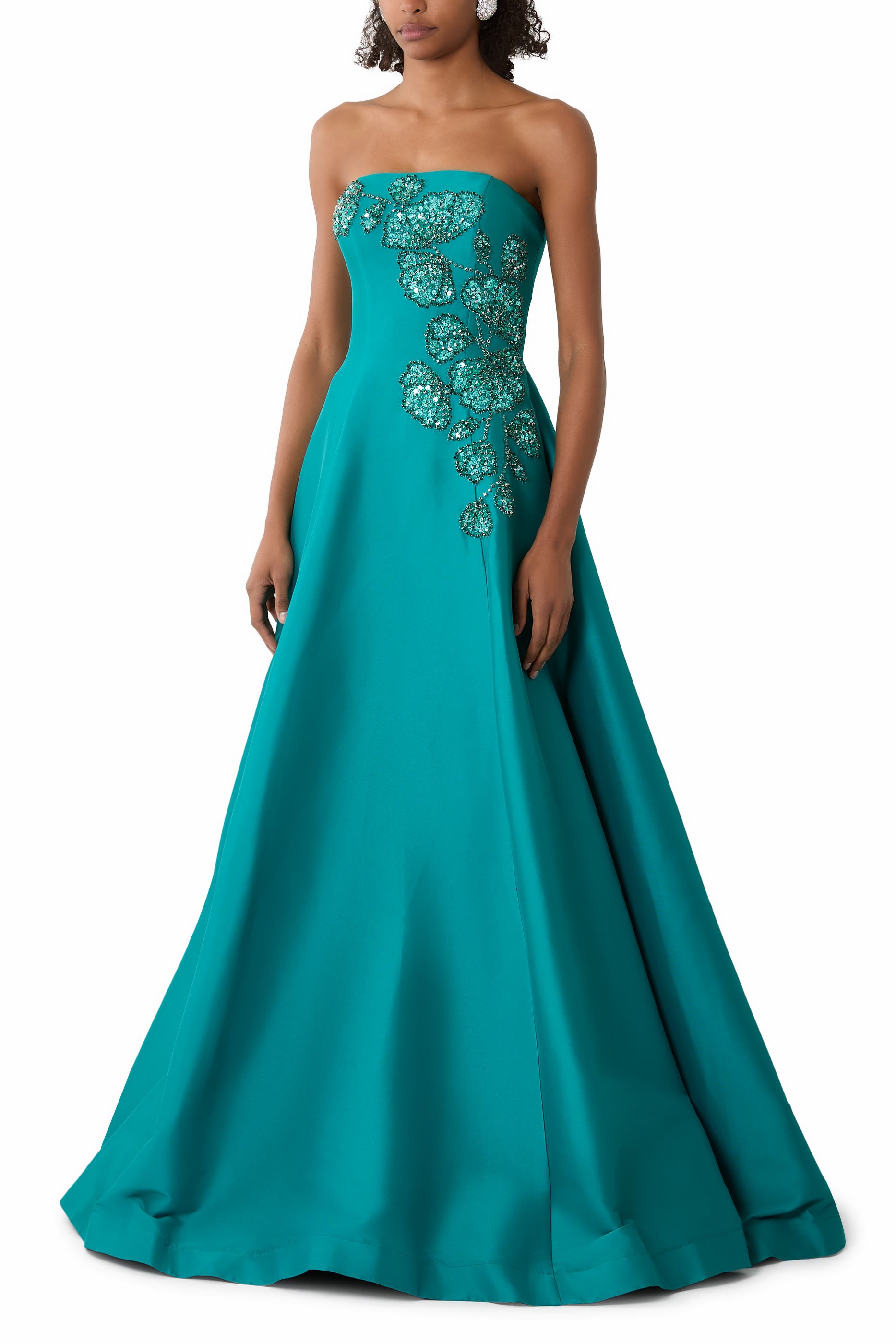 فستان سهرة بلا حمالات بتطريز زهور معقدة وحافة واسعة