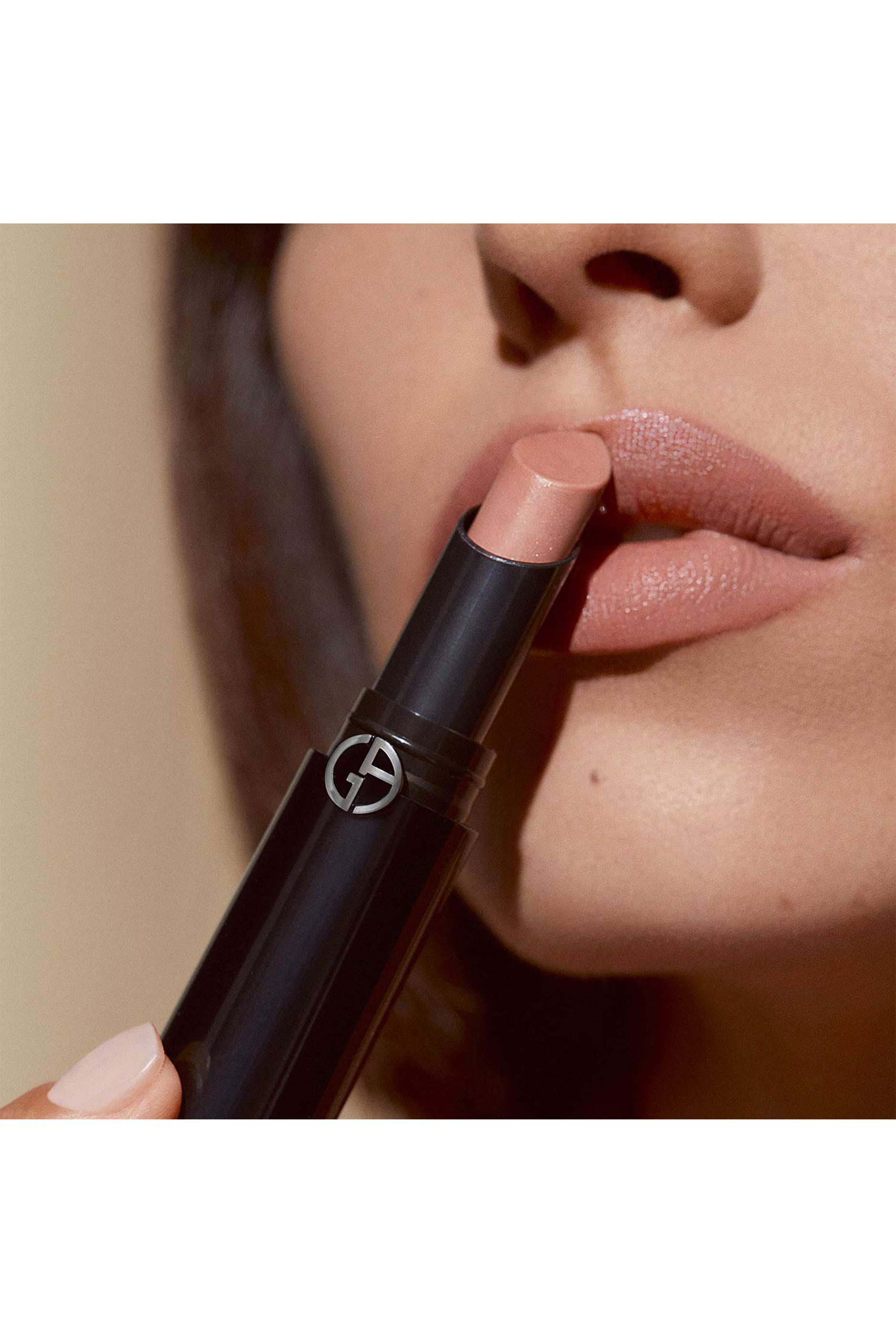 أحمر شفاه ليب باور بلون زاهٍ يدوم طويلاً