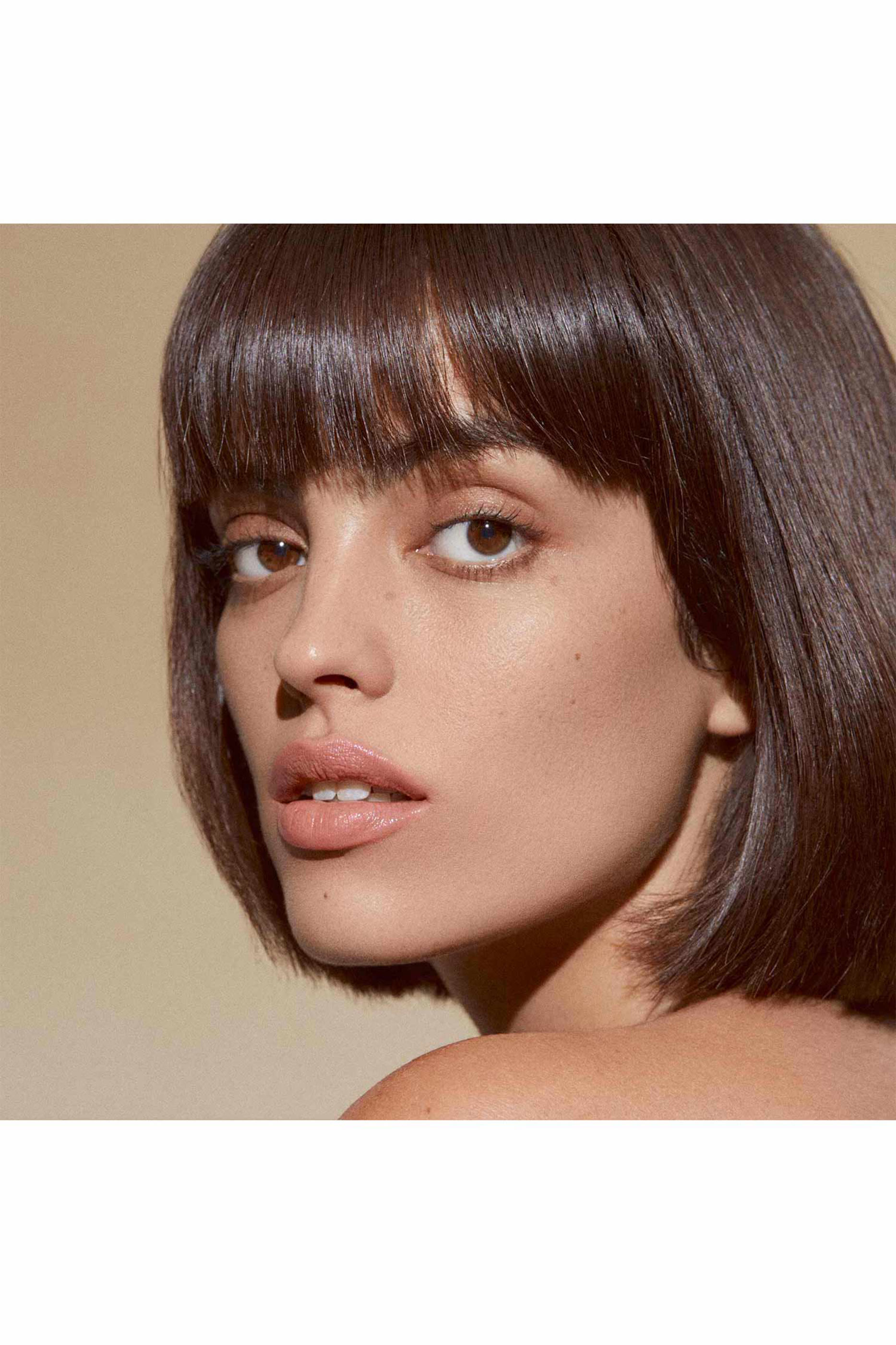 أحمر شفاه ليب باور بلون زاهٍ يدوم طويلاً