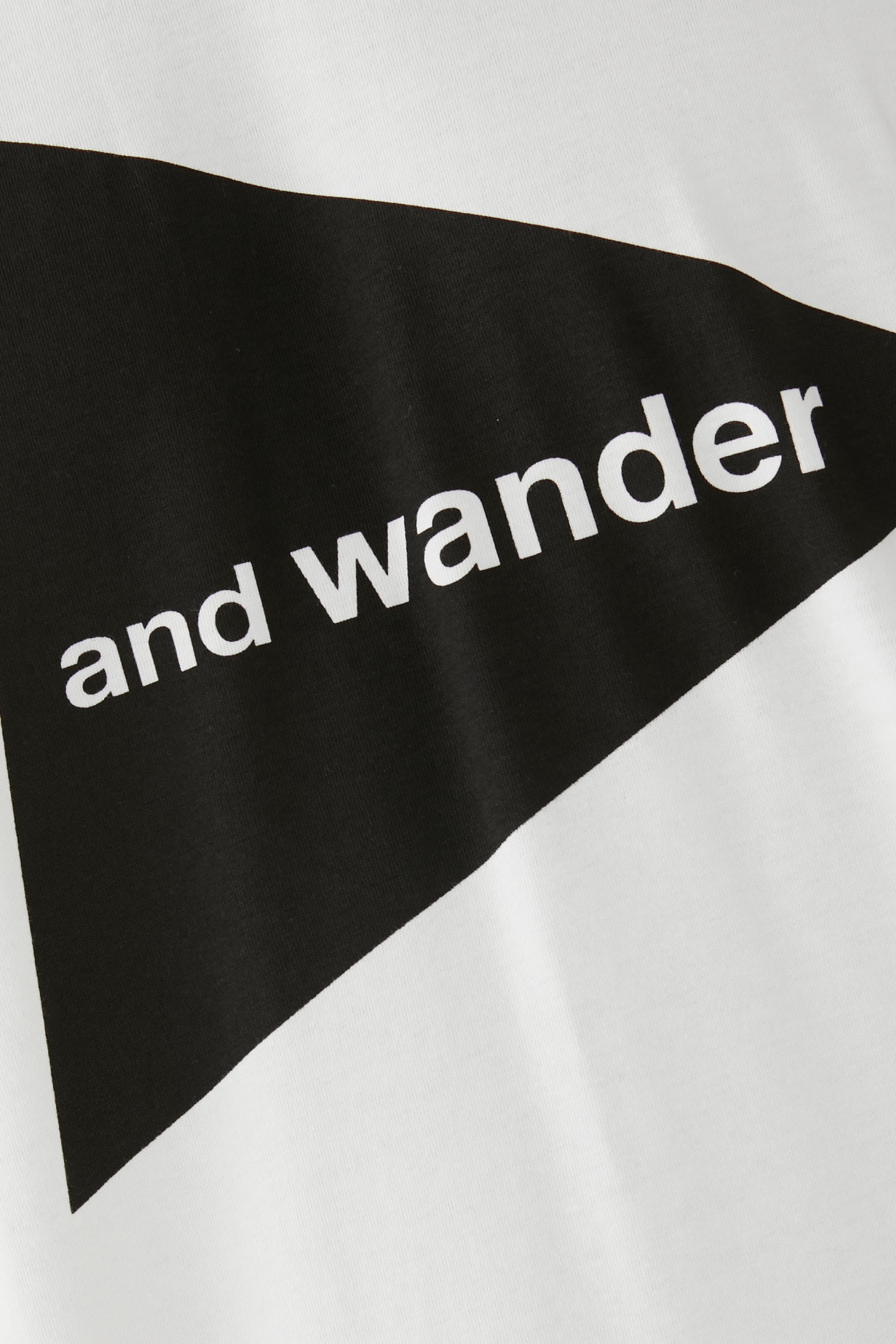 تيشيرت بأكمام قصيرة بشعار الماركة