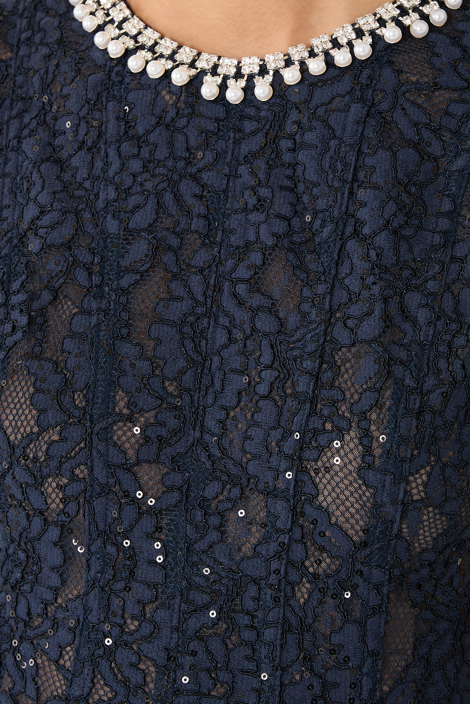 فستان متوسط الطول مزين بتطريزات دانتيل