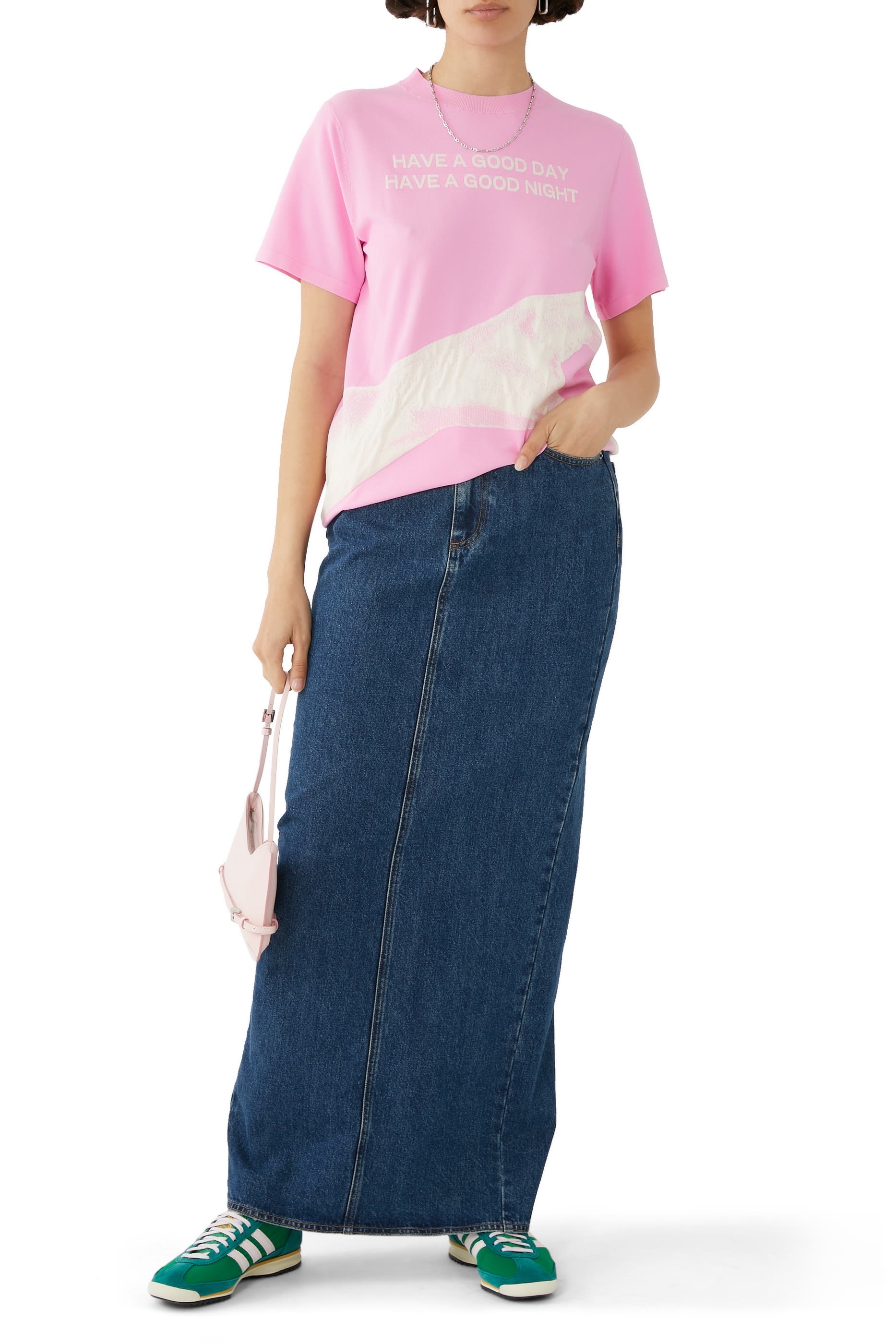 تيشيرت بنقشة قلب وميزة التفاعل مع الأشعة فوق البنفسجية