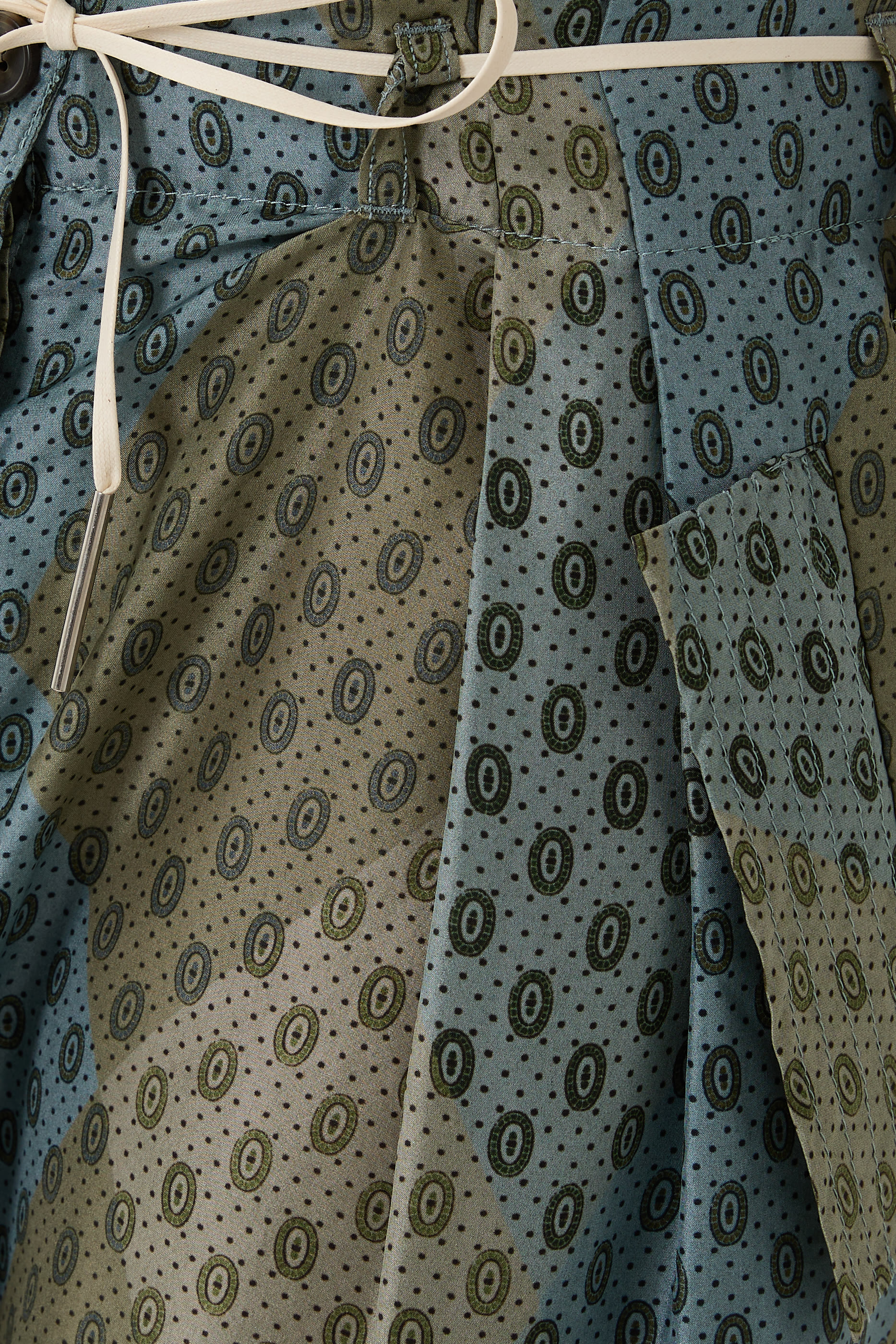 بنطال كارغو مزين بنقشة أرغايل حرير