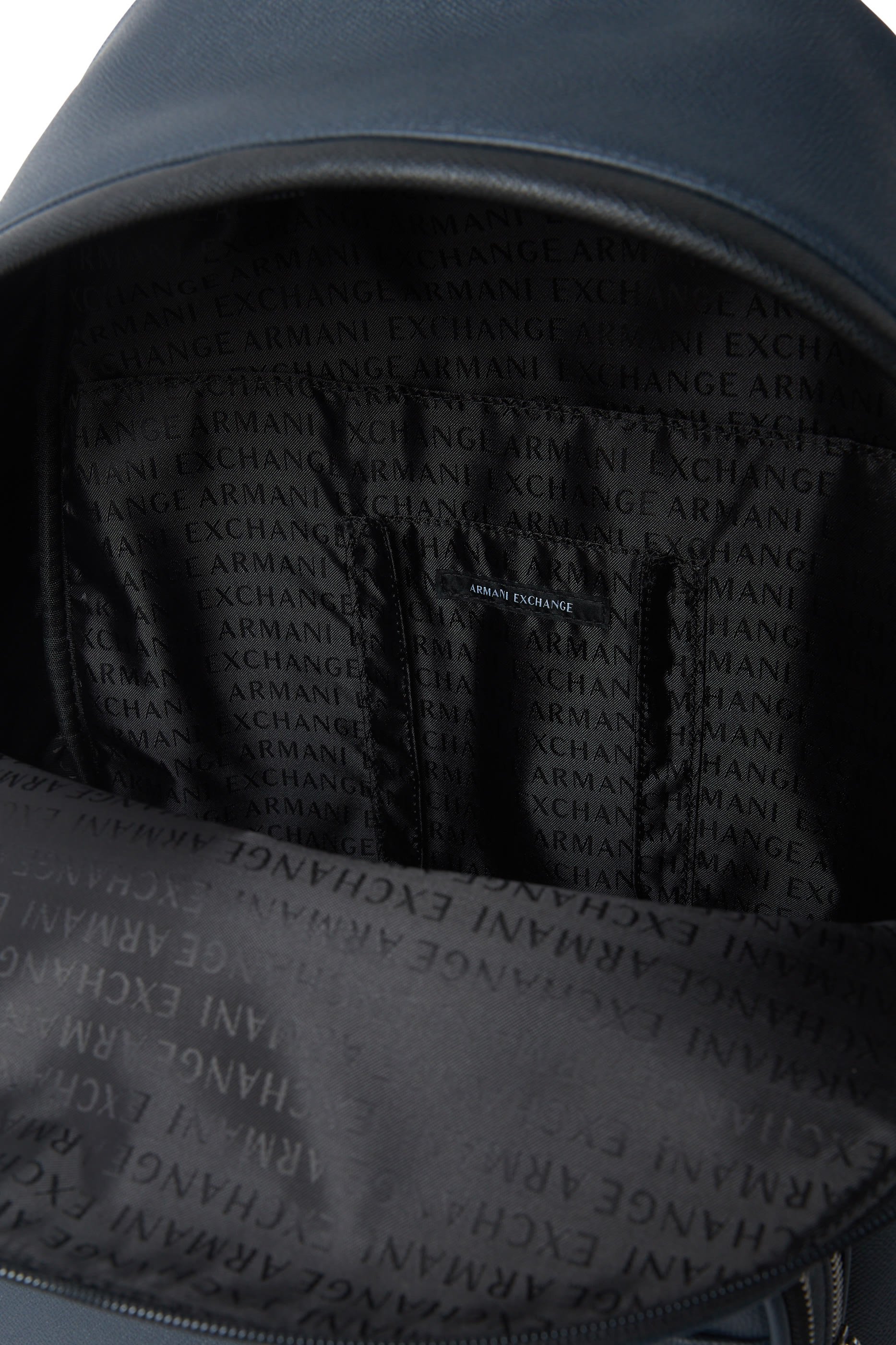 حقيبة ظهر مزينة بشعار الماركة قماش معالج