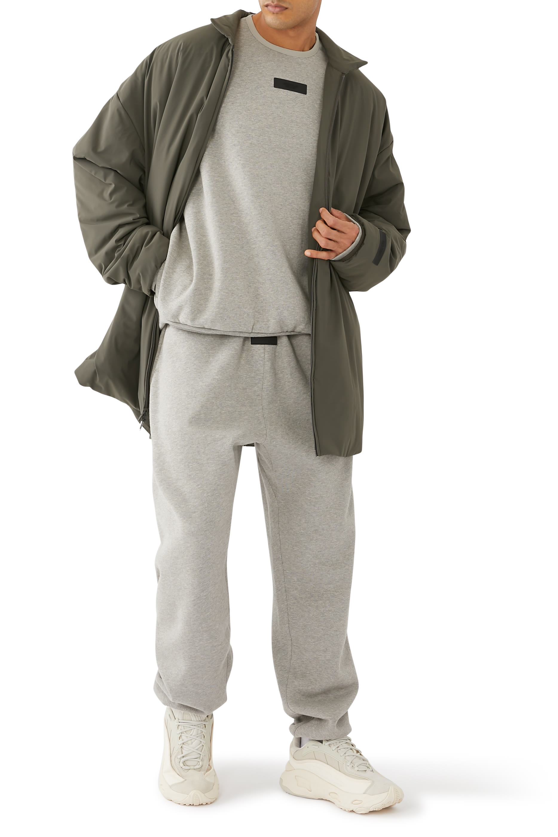 سترة بياقة ضيقة وشعار الماركة