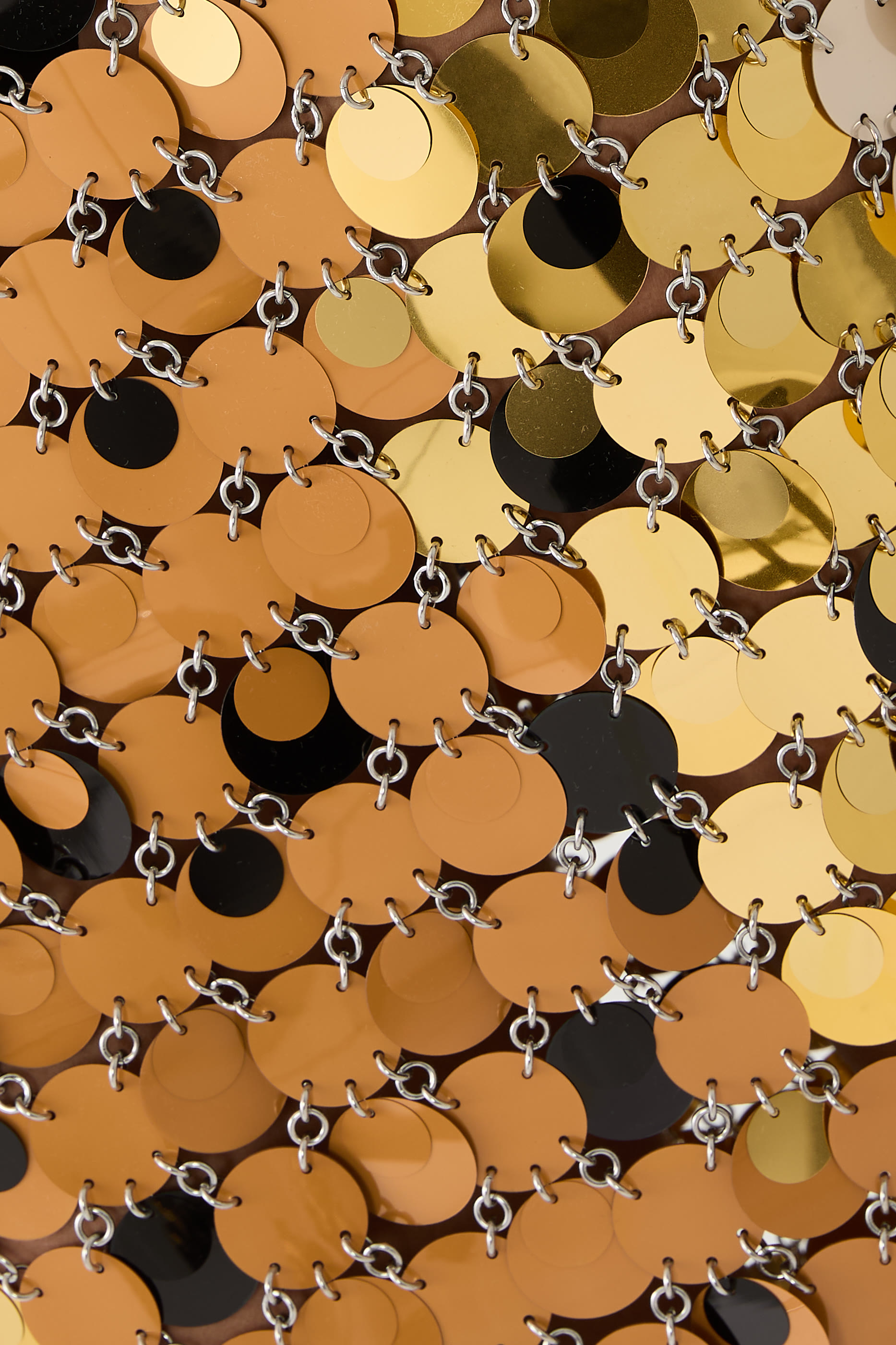 تنورة مزينة بأقراص لامعة