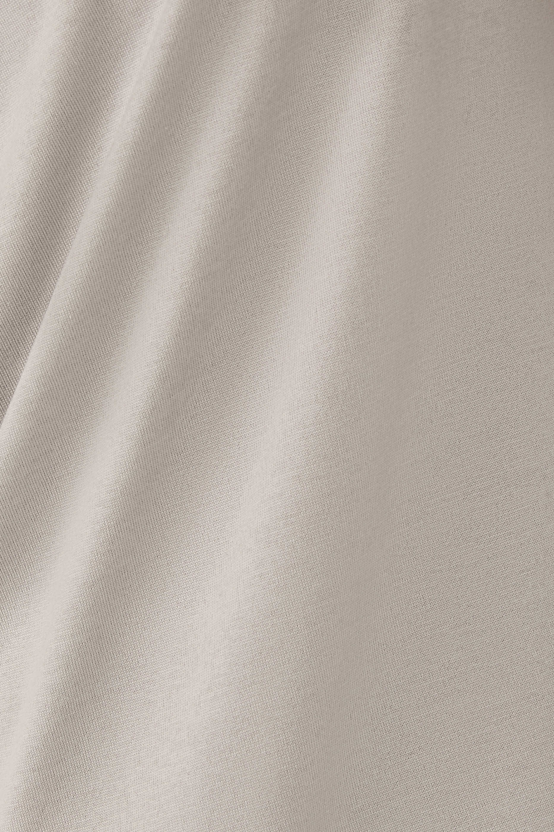 تيشيرت بياقة ضيقة