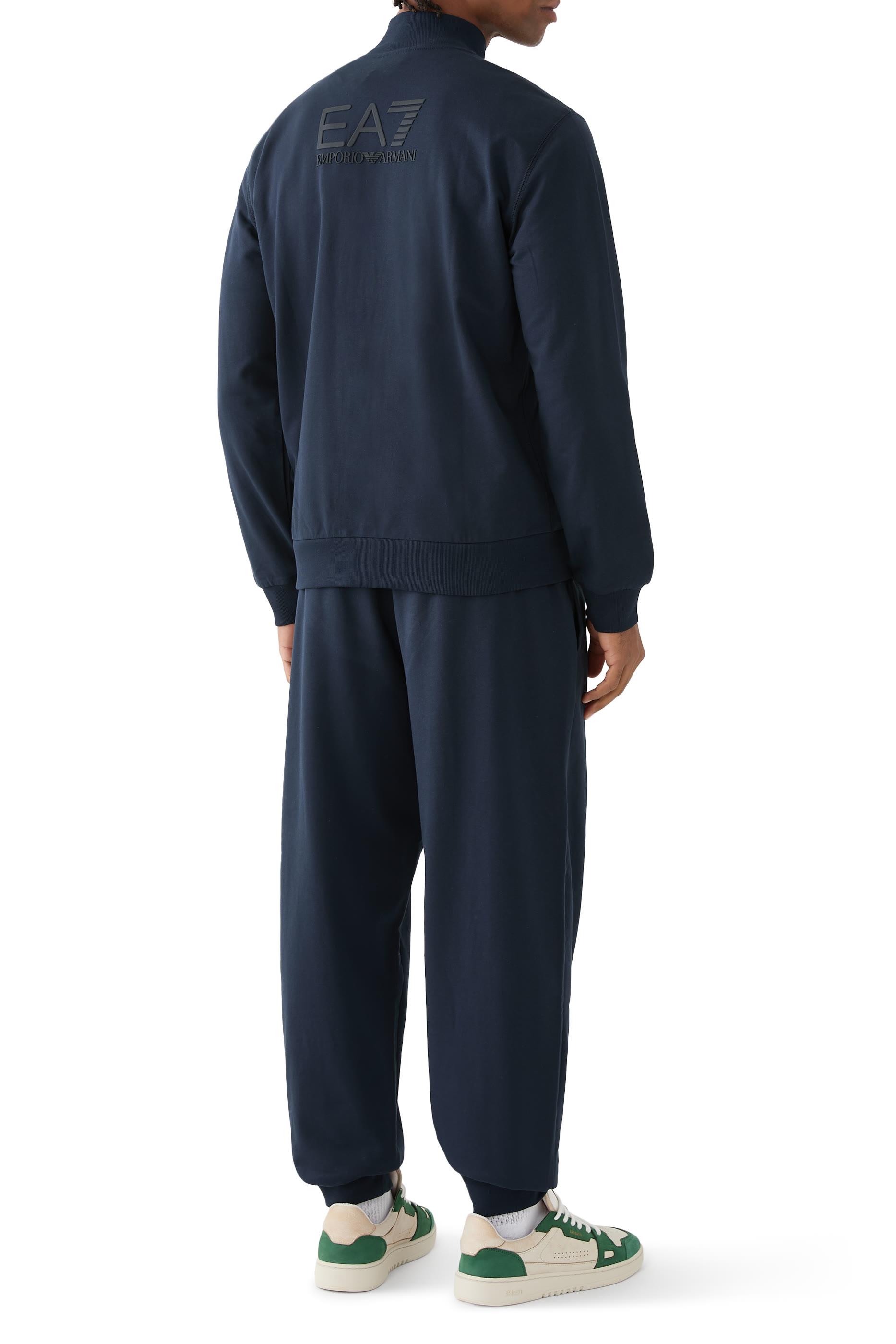 بدلة رياضية بشعار الماركة