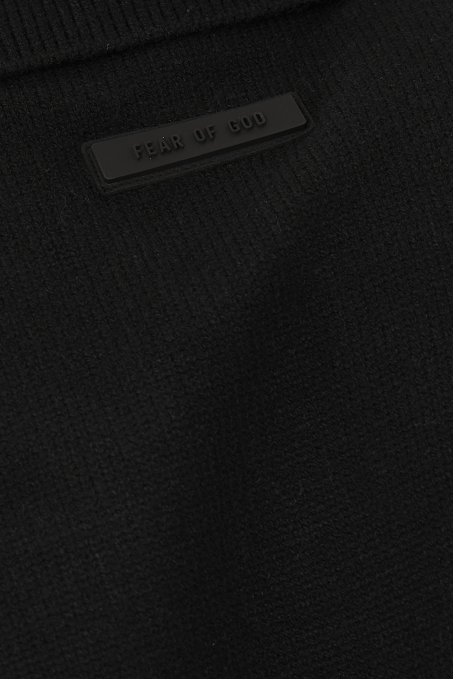 كنزة بولو منسوج بشعار اسنشالز