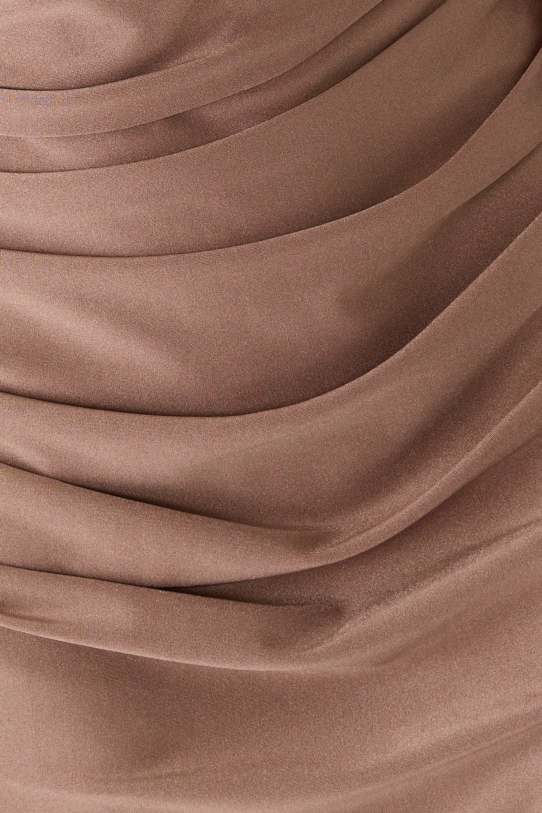 فستان سهرة درابيه بتصميم غير متماثل مزين بكشكش جيرسيه لامع