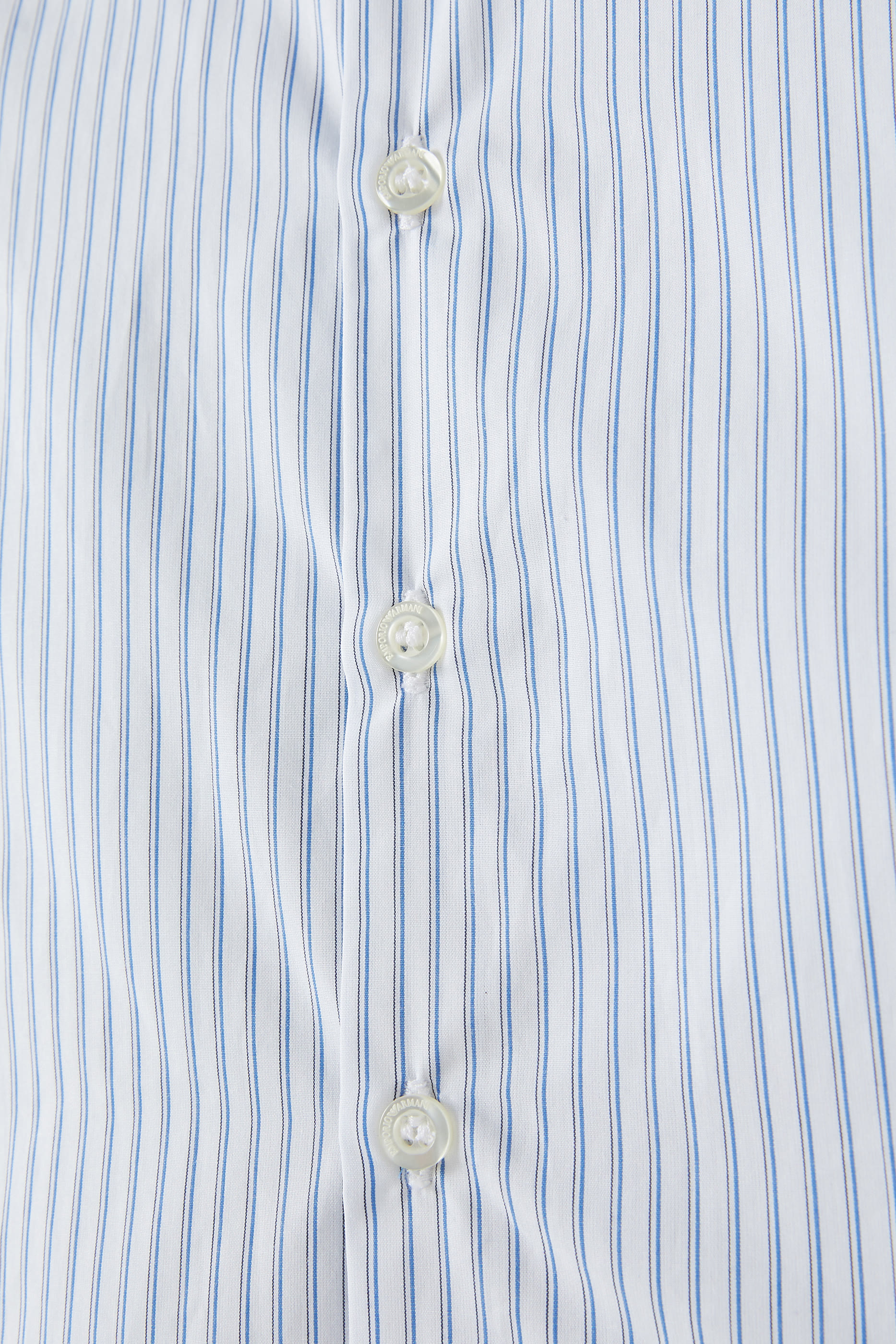 قميص مخطط بأكمام طويلة وشعار الماركة للرضع