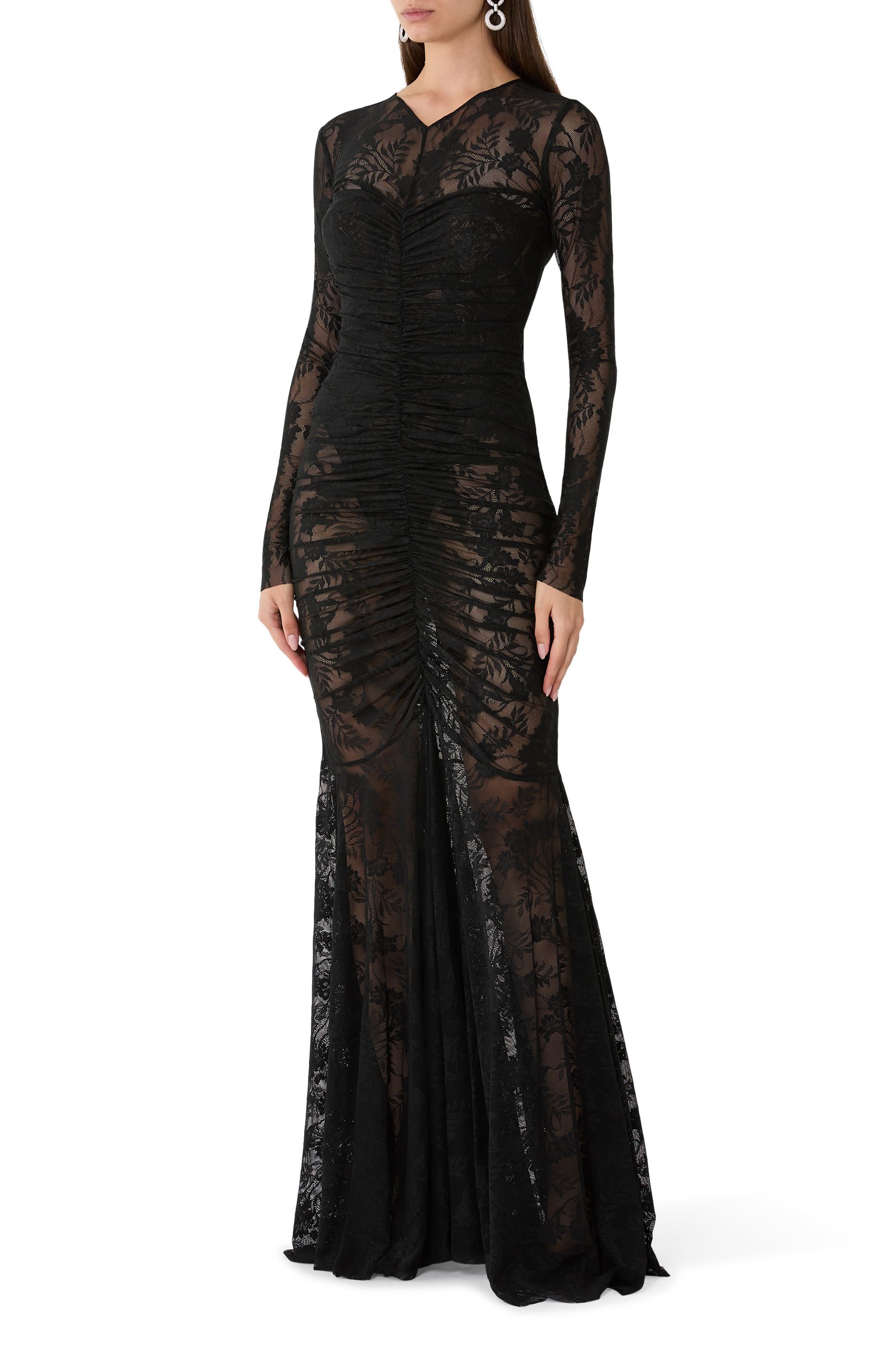 فستان سهرة بأكمام طويلة، ياقة على شكل حرف V وقصة ذيل السمكة مزين بكشكش في الأمام