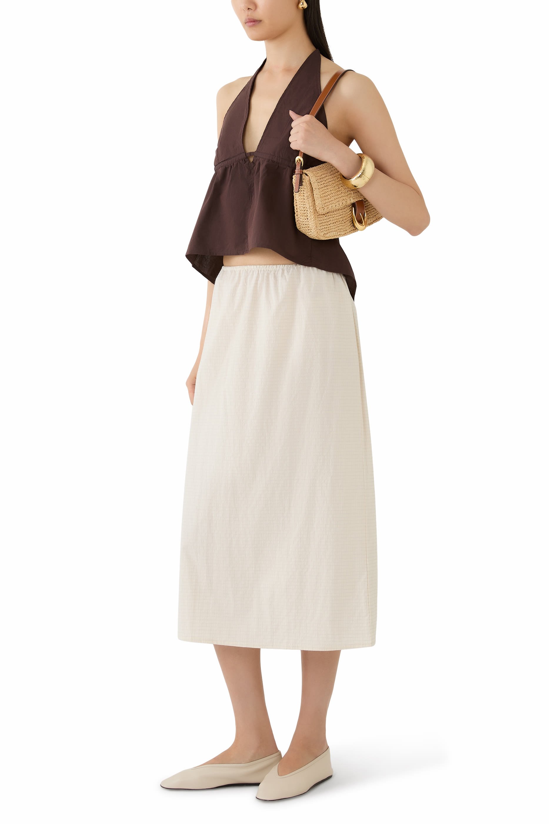 بلوزة بأزرار ورباط حول العنق