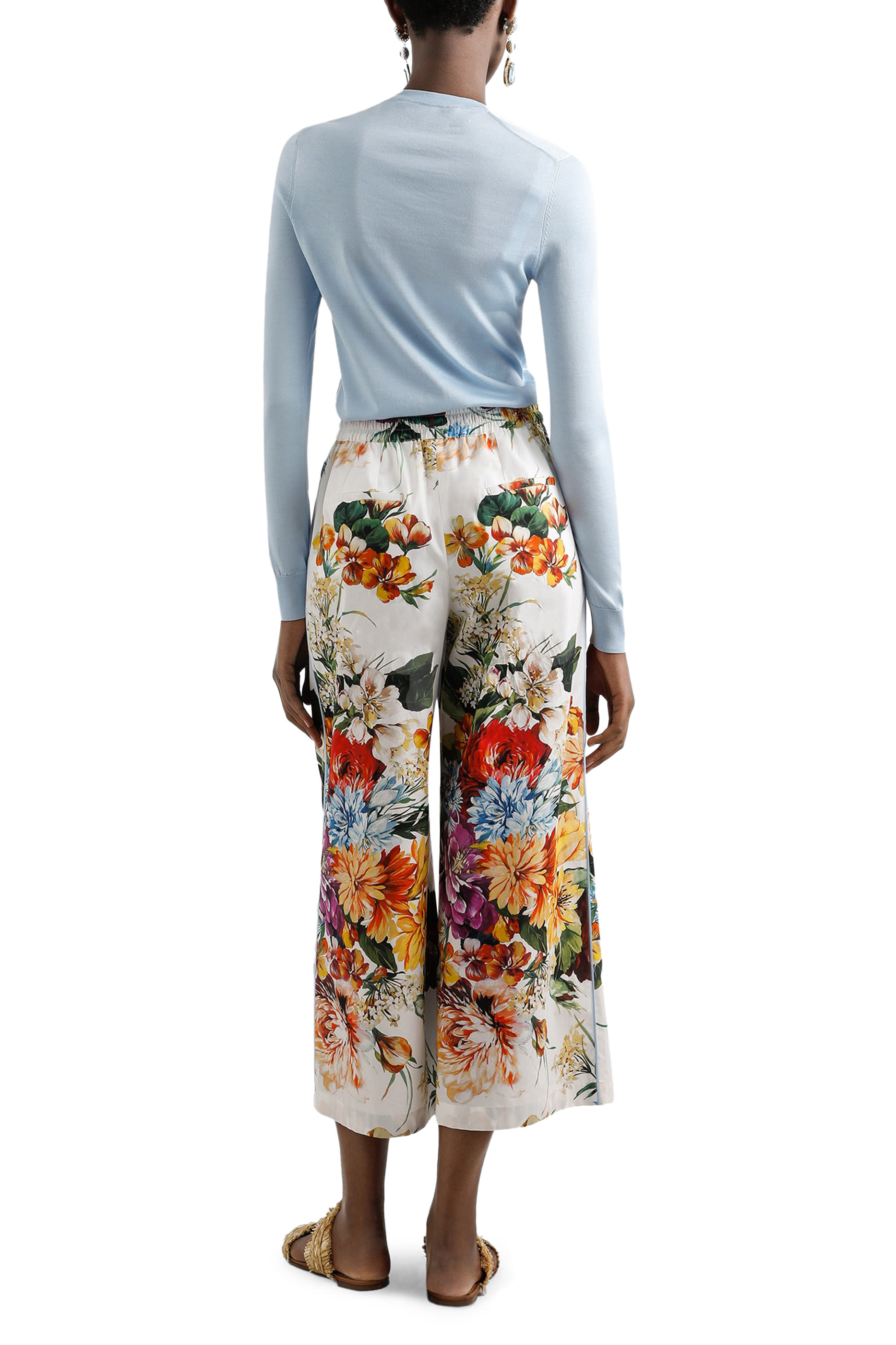 سترة حرير مع بروش بتصميم زهرة