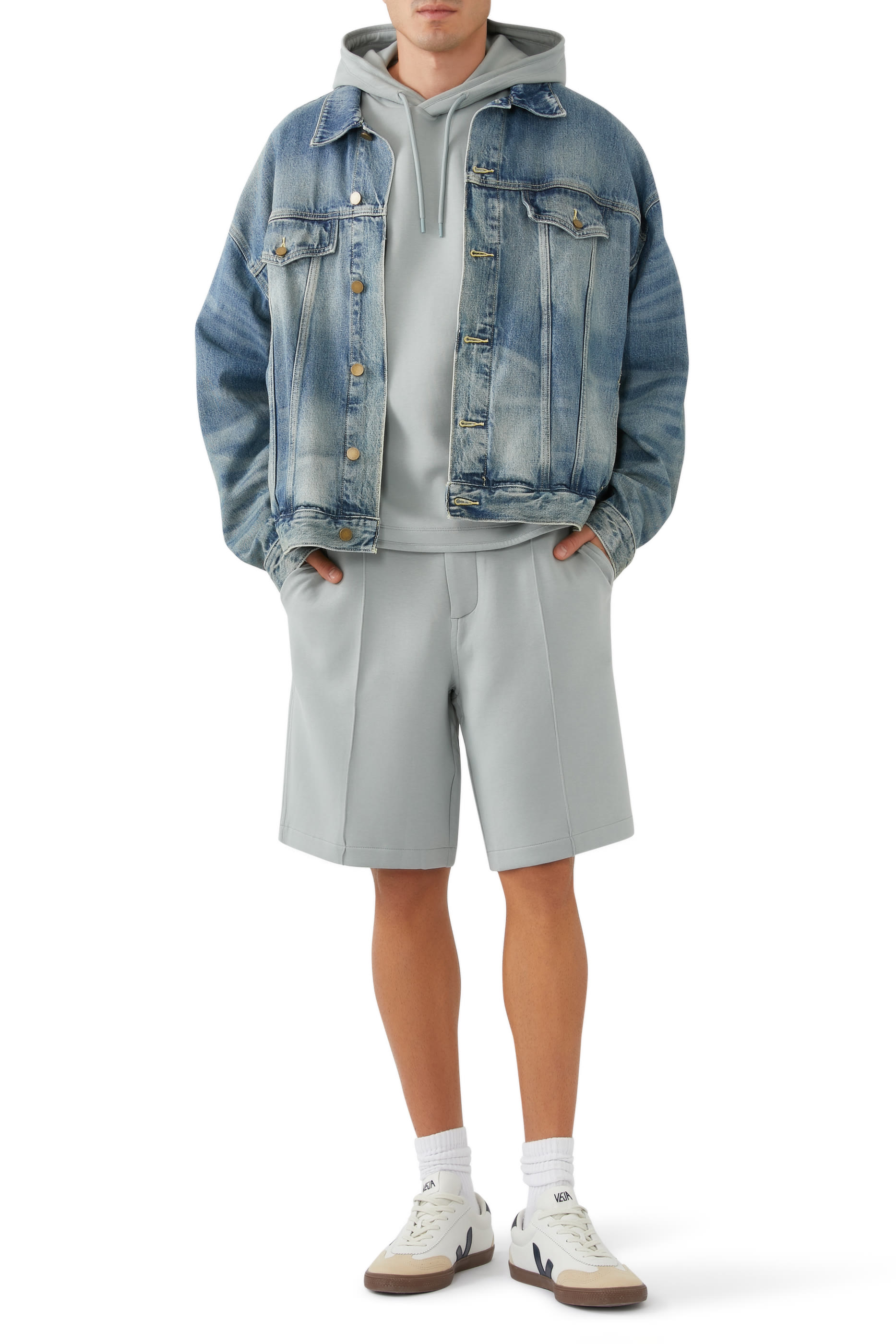 سويت شيرت بشعار الماركة بحجم صغير