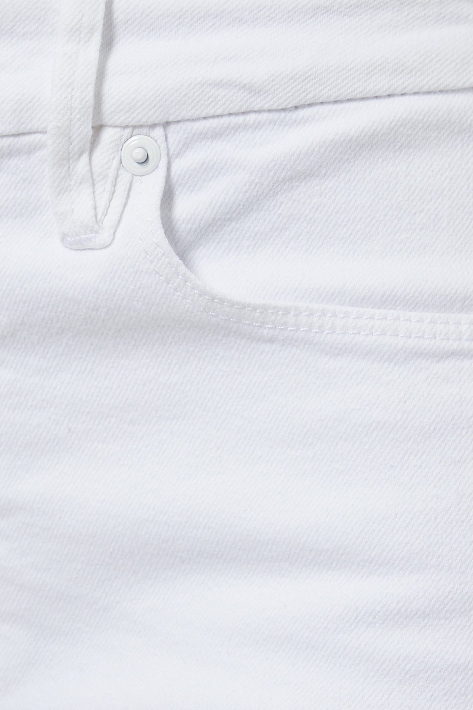 بنطال جينز بقصة مستقيمة بحافة غير محاكة