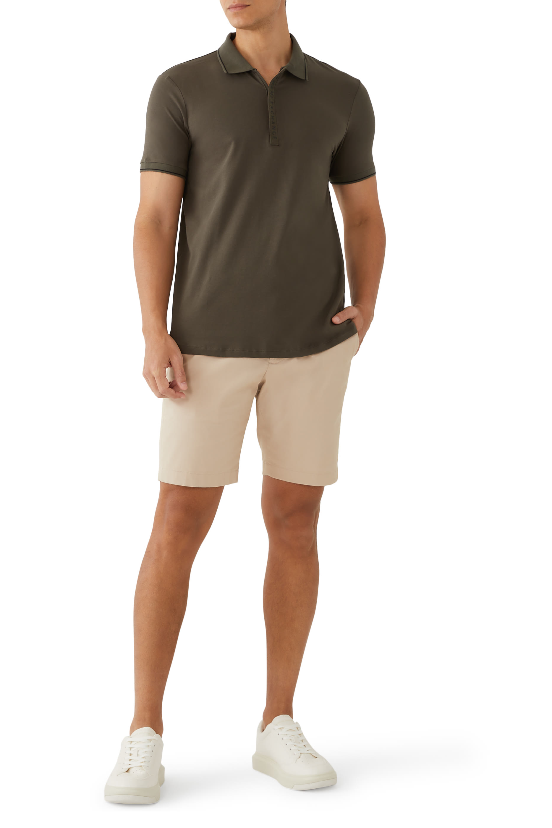 قميص بولو بشعار الماركة بلون مغاير