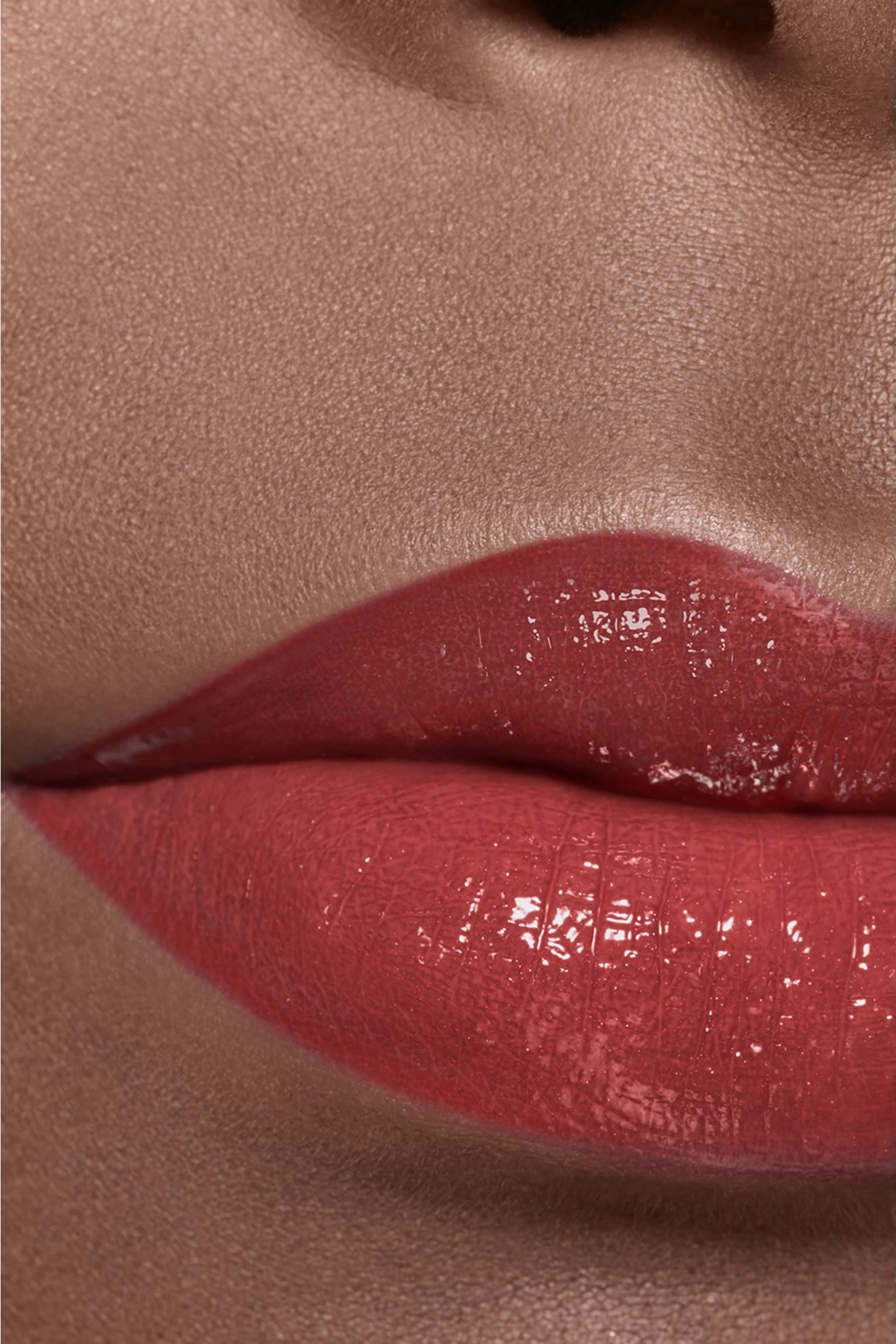 مرطب شفاه ملون Chanel Rouge Coco Baume Shine Hydrating Beautifying