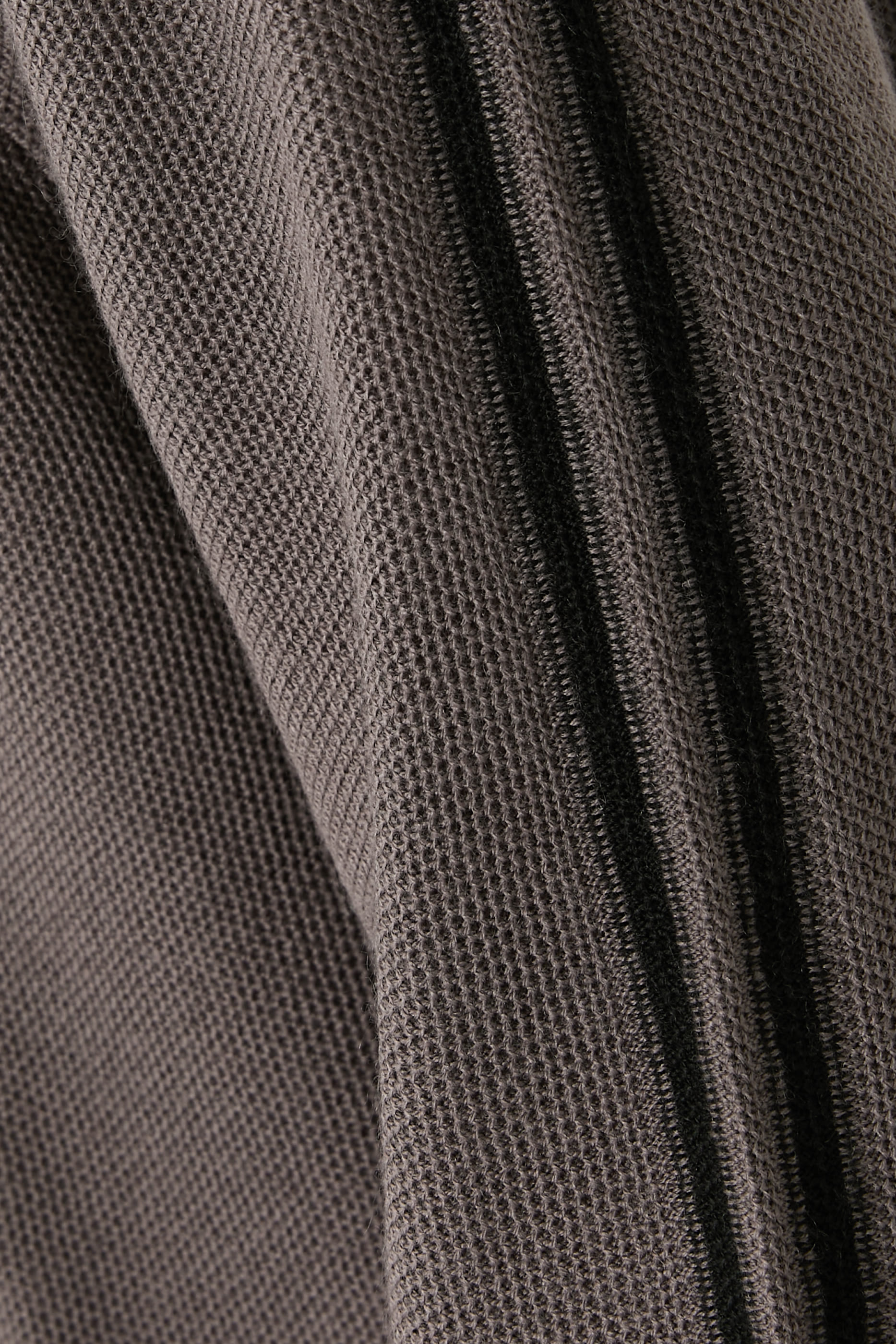 كنزة بياقة ضيقة وأكمام طويلة