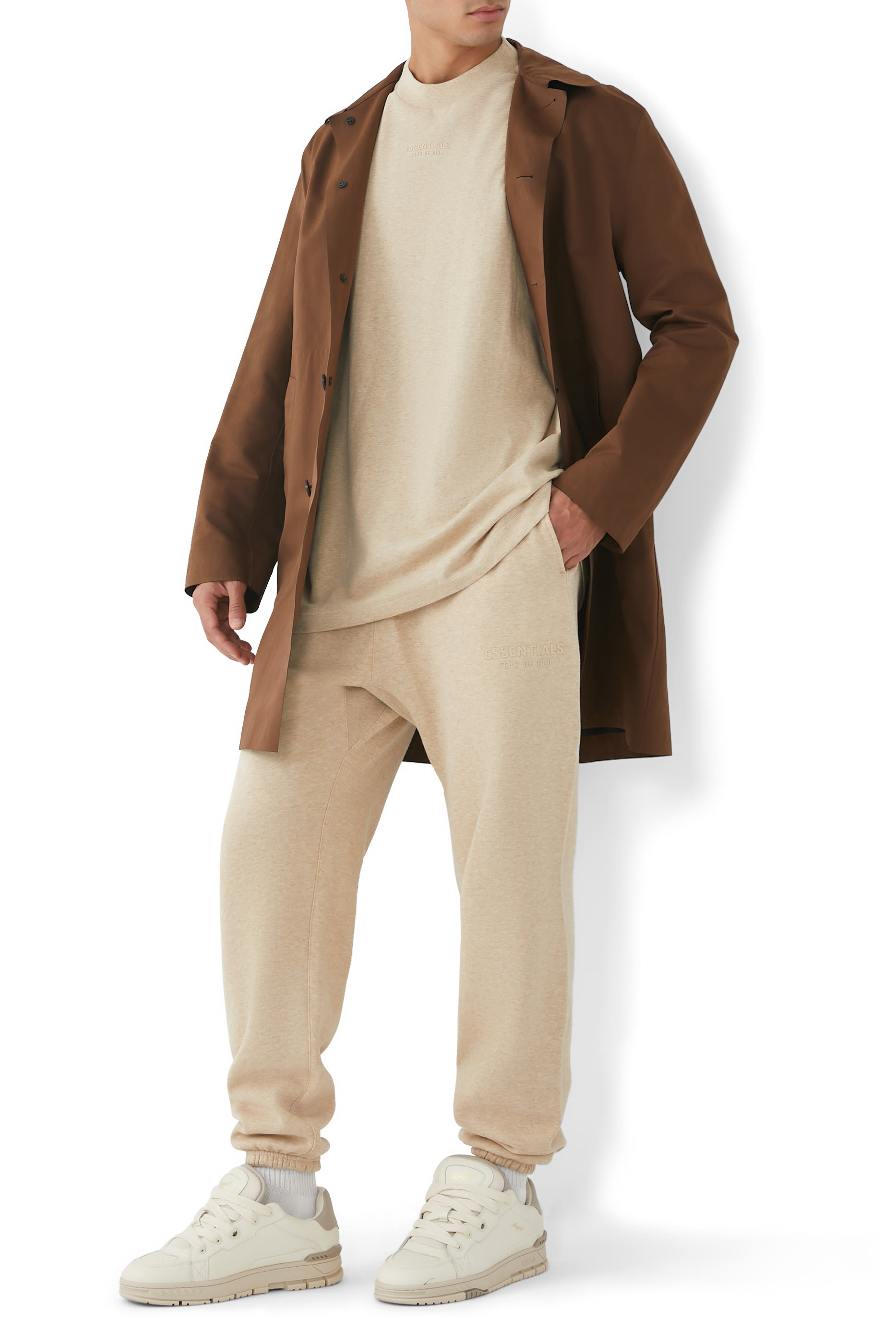 تيشيرت بياقة ضيقة وشعار الماركة