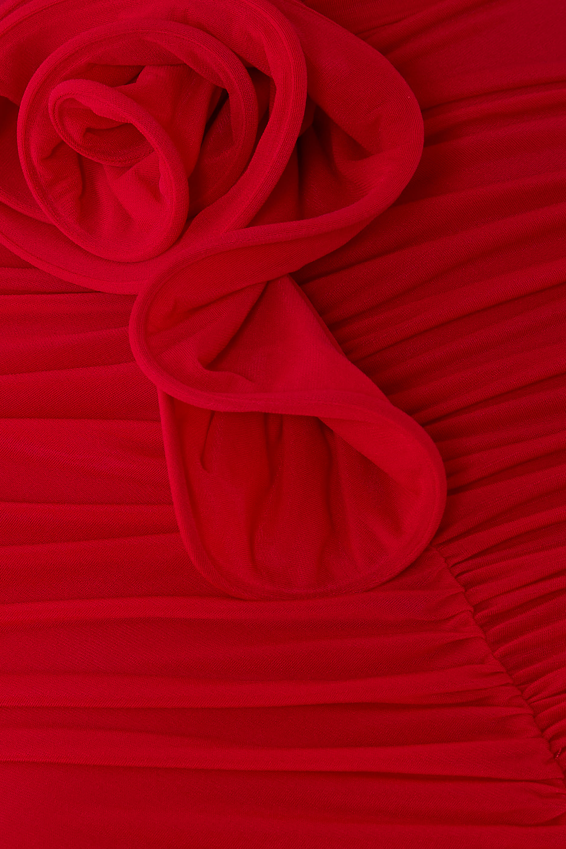 فستان طويل بياقة عالية وتفاصيل درابيه