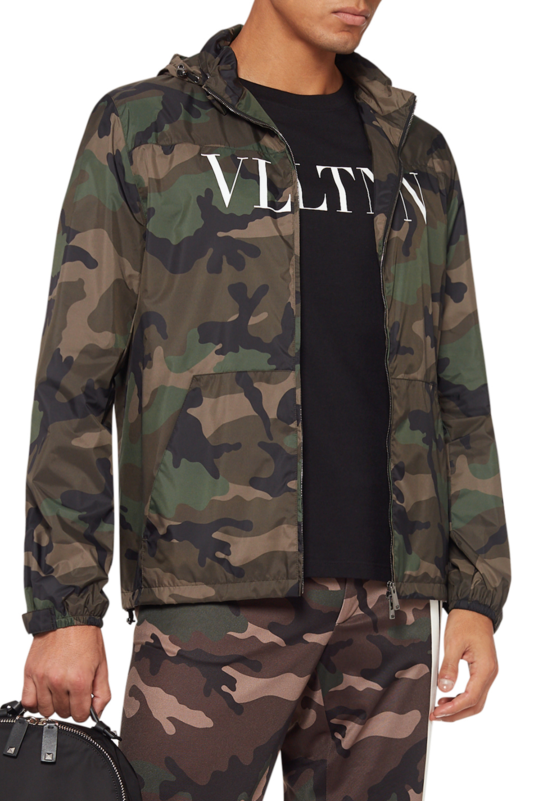 تيشيرت فالنتينو غارافاني بطبعة شعار VLTN