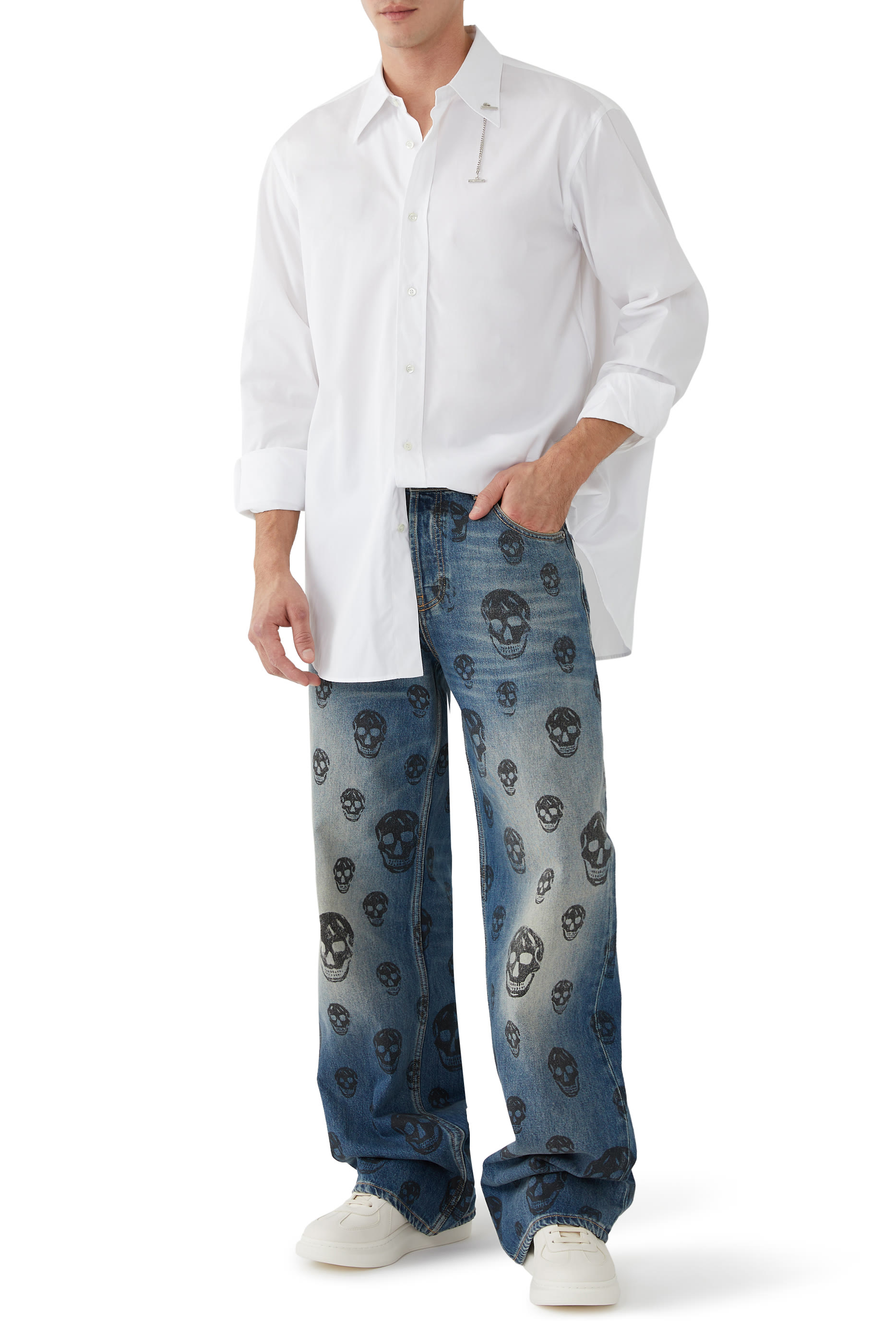 قميص بسلسلة وحلية بتصميم قضيب