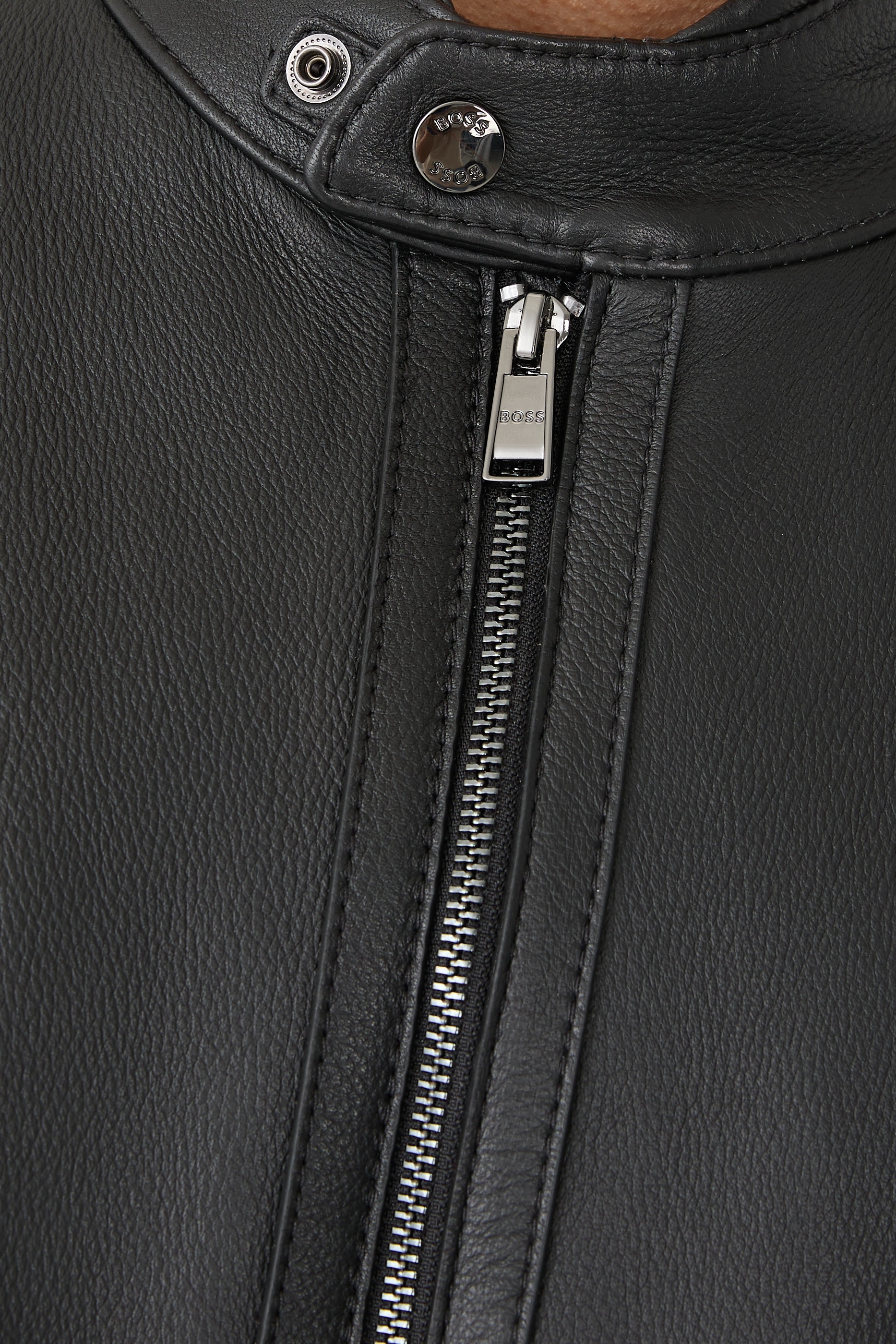 جاكيت بقصّة عادية جلد نابا بارز الملمس