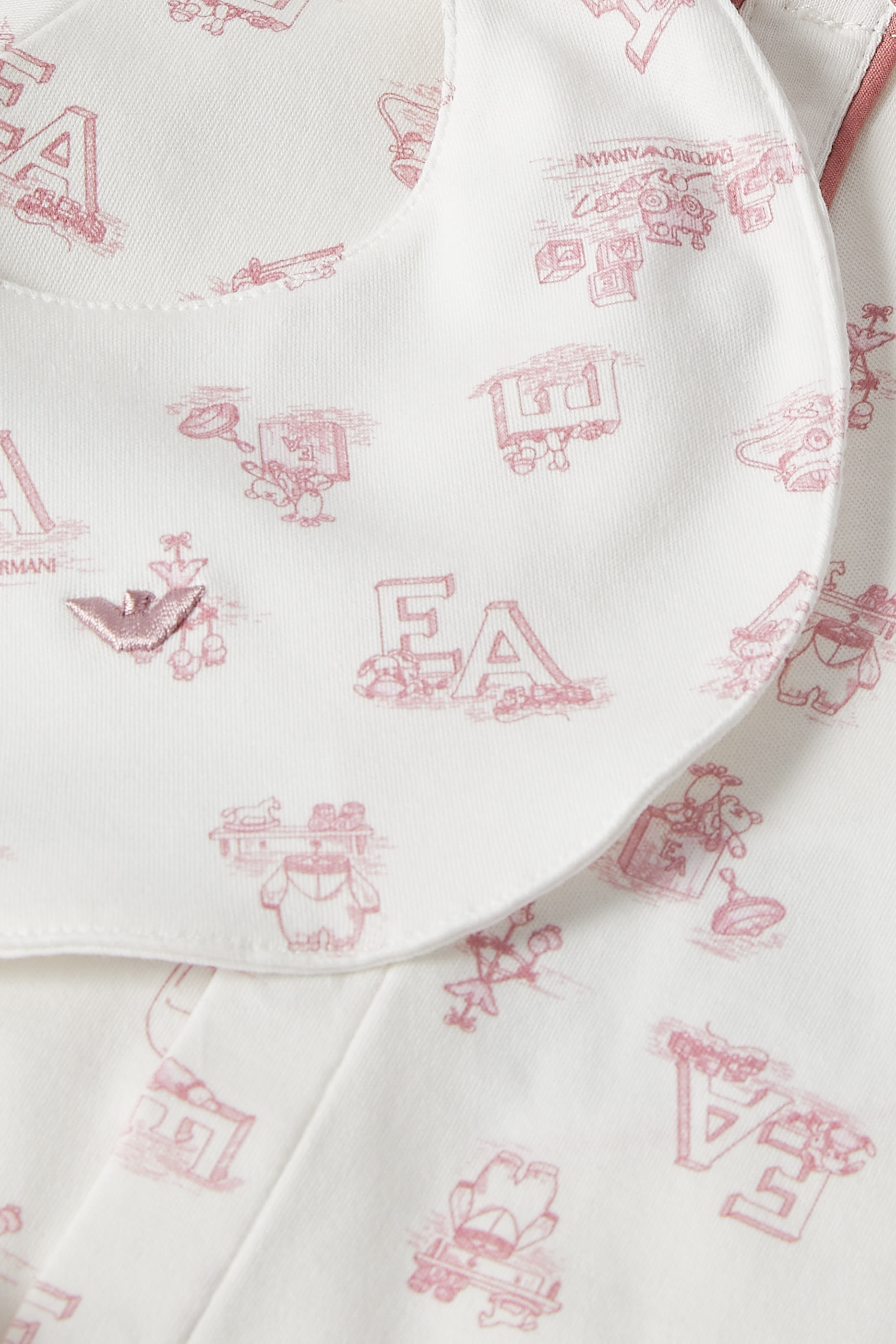 طقم جمبسوت بطبعات ومريلة للأطفال