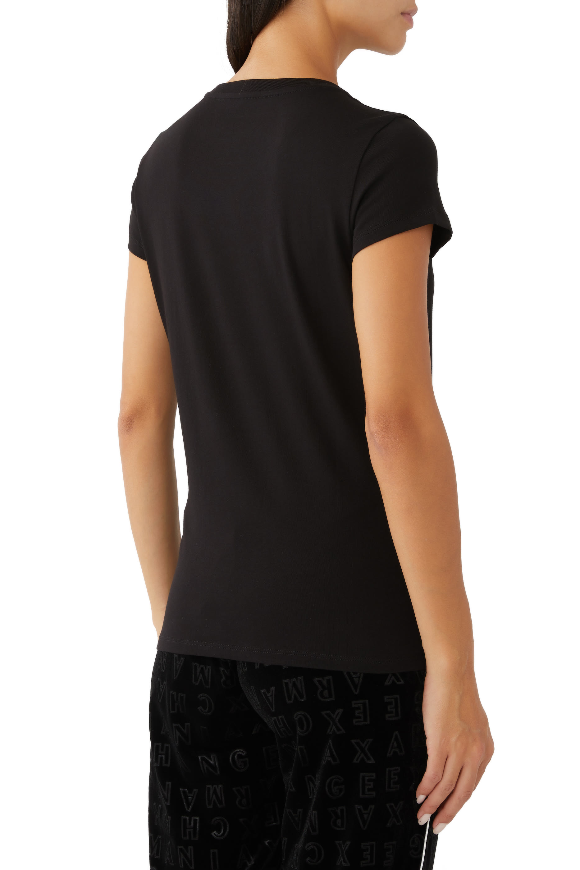 تيشيرت بقصة ضيقة وياقة ضيقة