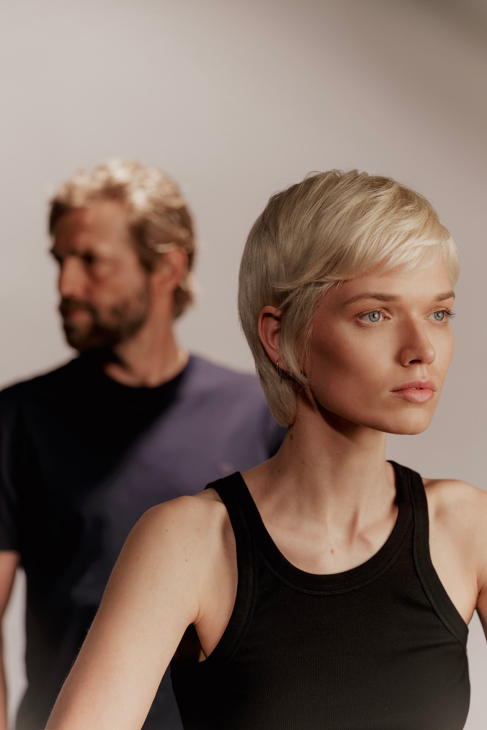 قناع لتعزيز والعناية بالشعر الأشقر والأبيض والرمادي