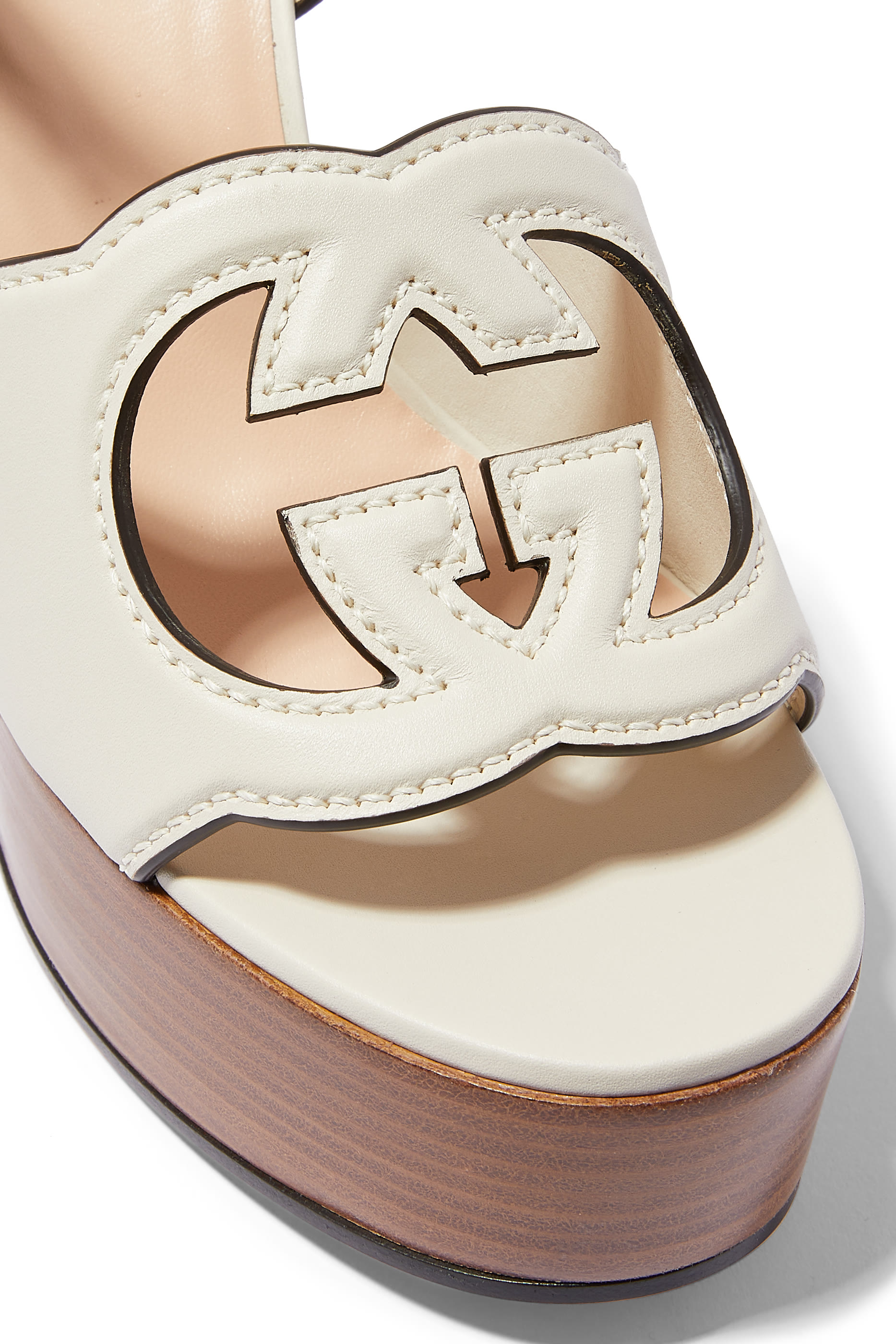 صندل بنعل سميك وكعب 120 مم وفتحة بنمط شعار GG