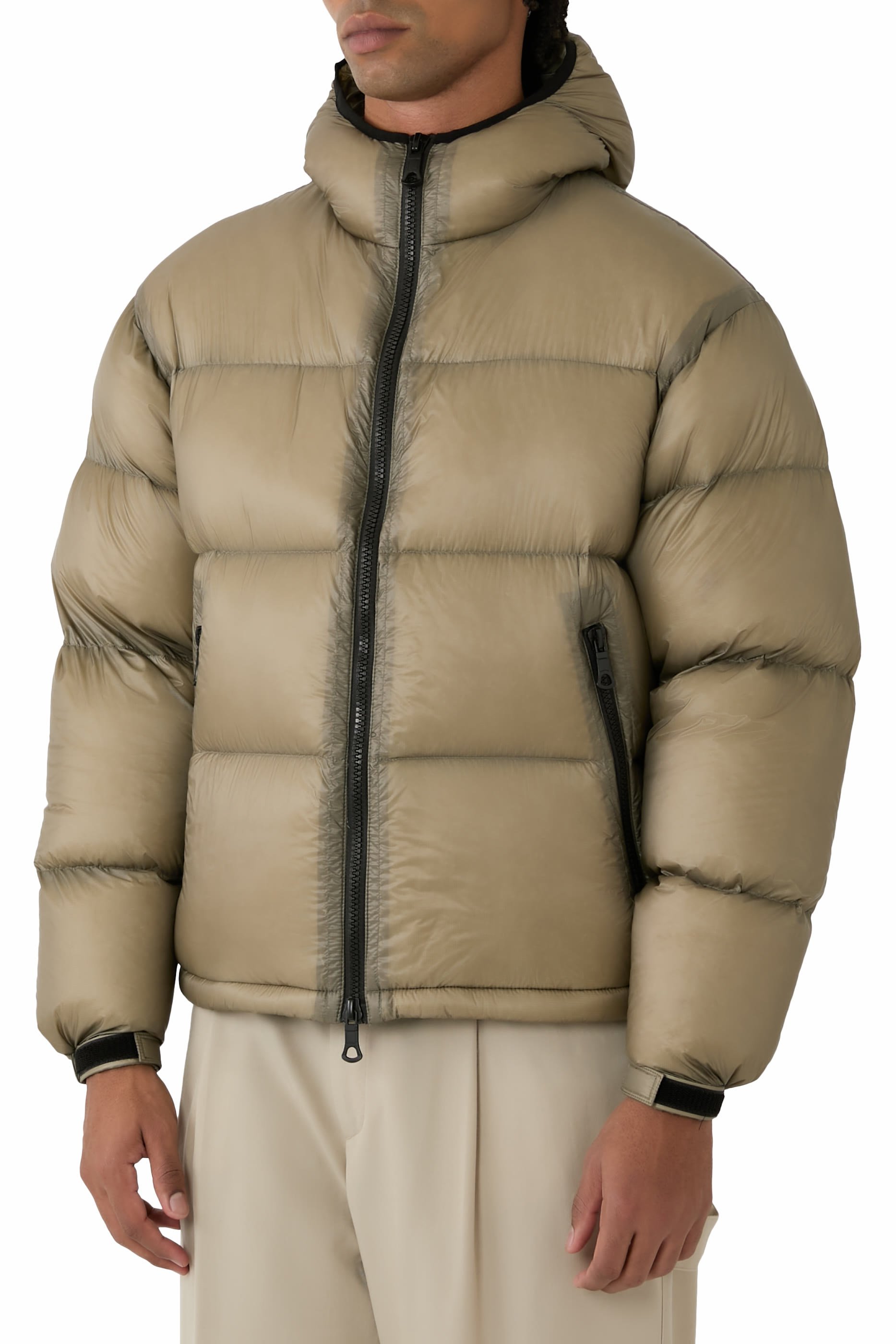 جاكيت منفوخ بغطاء رأس وشعار الماركة قماش غير شفاف