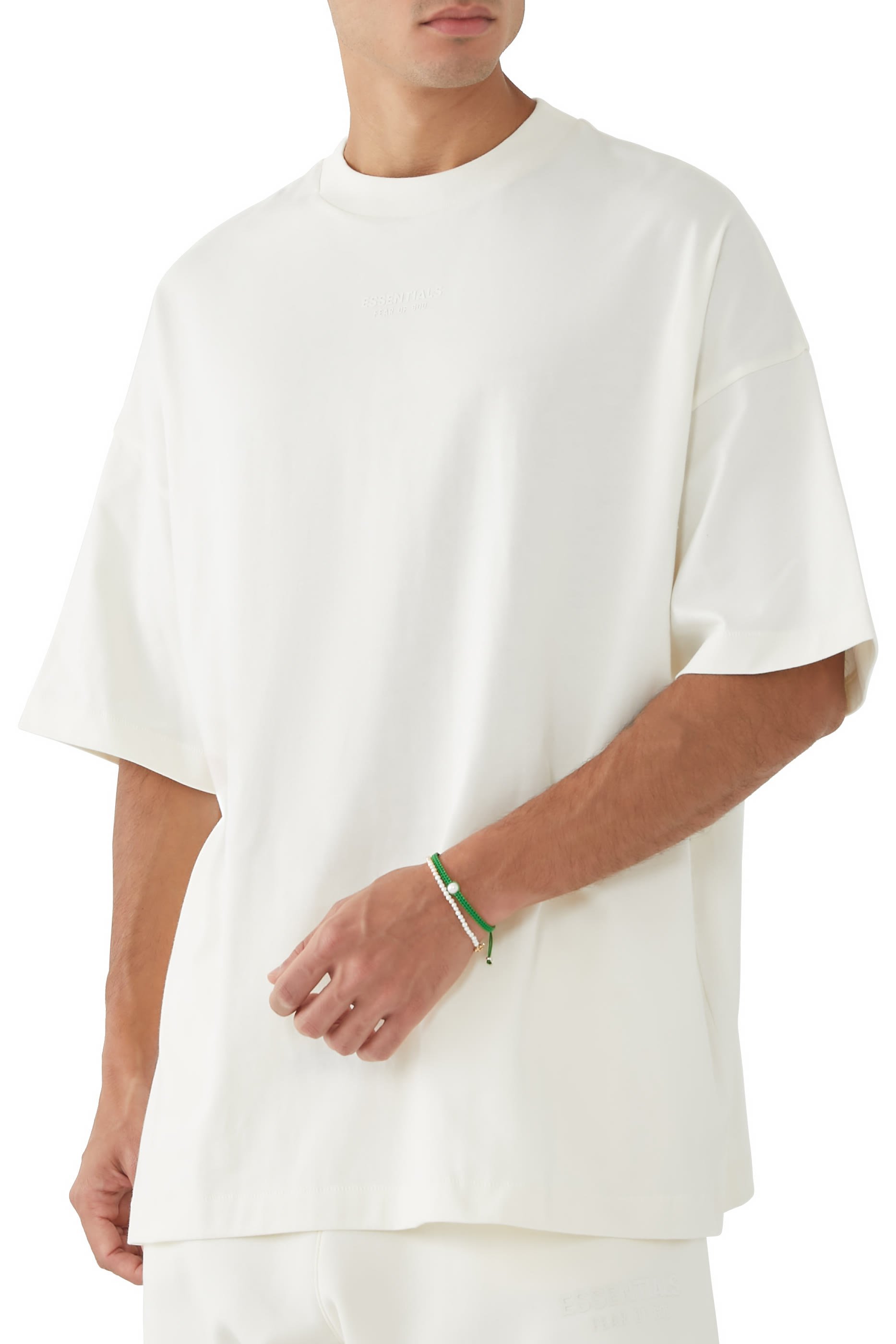 تيشيرت بياقة ضيقة وشعار الماركة