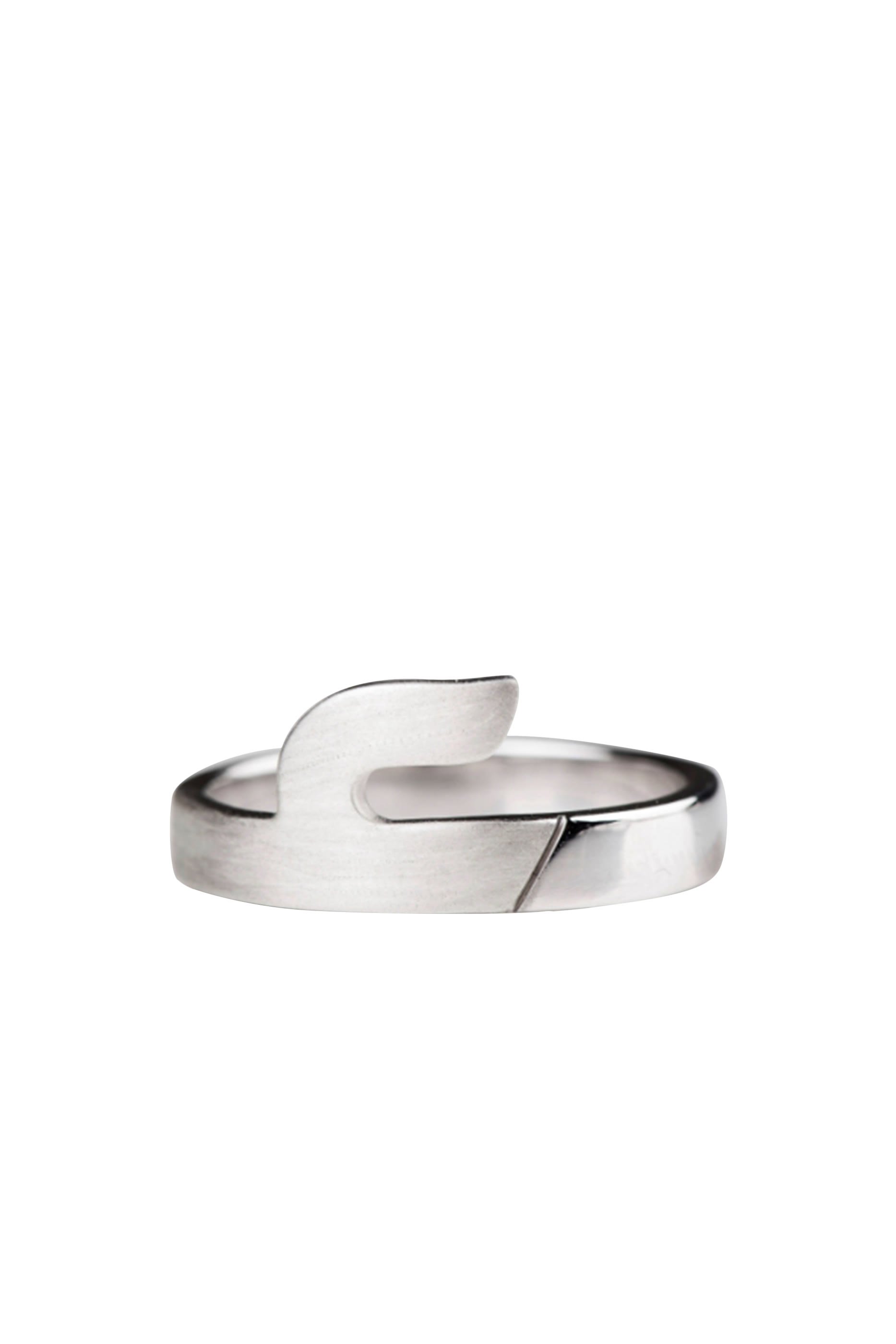 خاتم بتصميم الحرف عين بلمسة لامعة، فضة إسترلينية