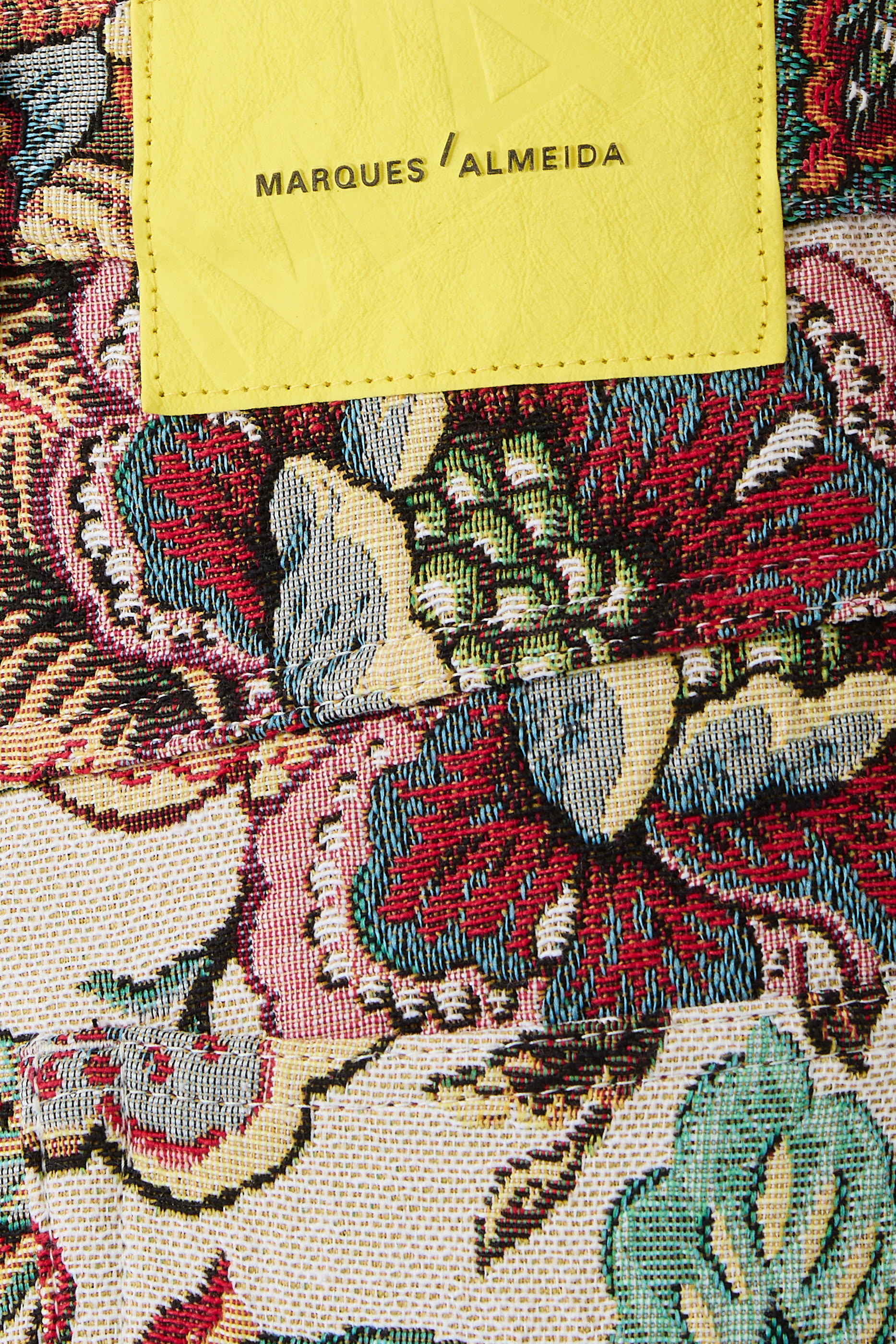 بنطال بقصة بويفريند ونقشة زهور بروكيد