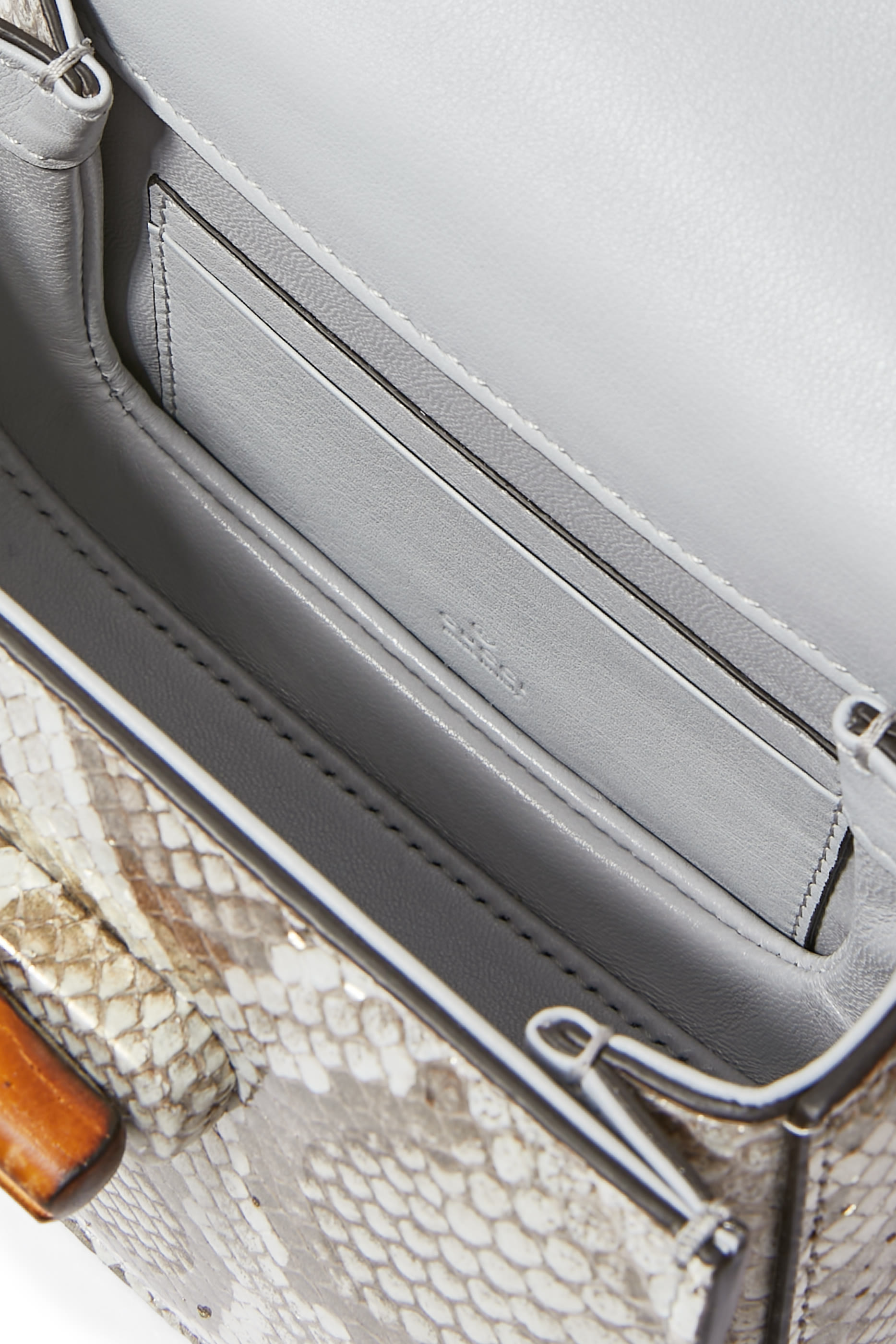 حقيبة 1947 صغيرة مزينة بنقشة جلد ثعبان بيد علوية بامبو