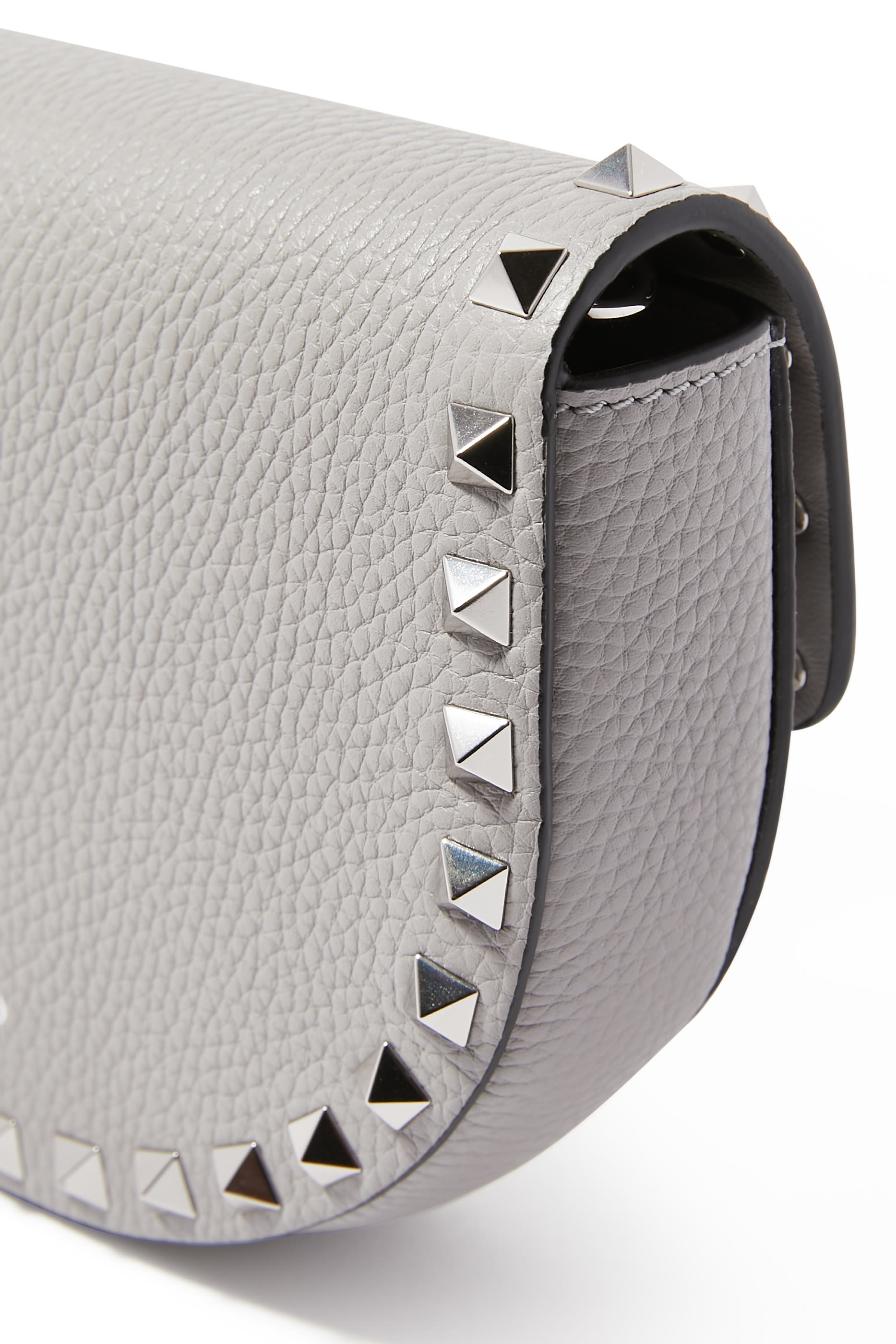 حقيبة كروس صغيرة مرصعة بحلي هرمية